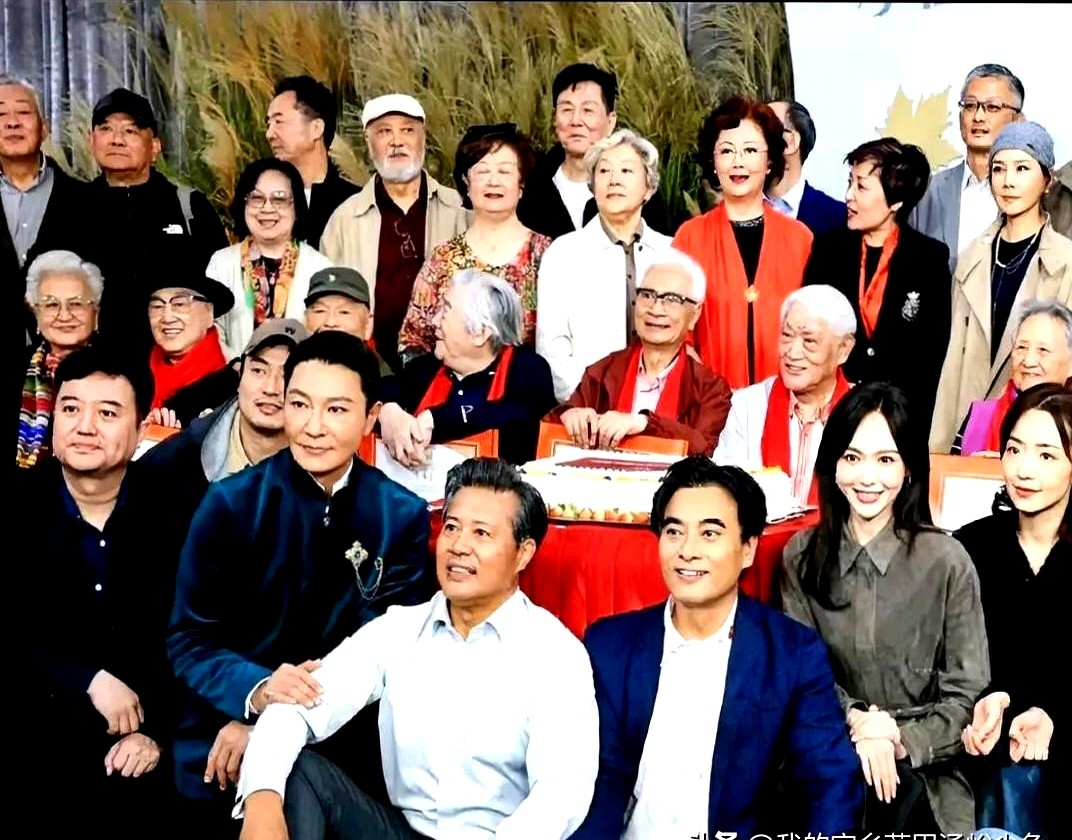 牛犇、梁波罗、陈龙加上唐嫣，这跨越几代人的阵容居然同框了。

上影演员剧团这次聚会，团长佟瑞欣把老中青演员凑在了一起。现场全是熟脸：白胡子的马冠英，穿白衣的吴竟，黑衣黑帽的周国宾，戴蓝帽的何琳，李宗翰和陈龙都穿了蓝衣服，王诗槐和赵静也都在场。

老一辈有牛犇、梁波罗坐镇，后面站着唐嫣。

这才是正规