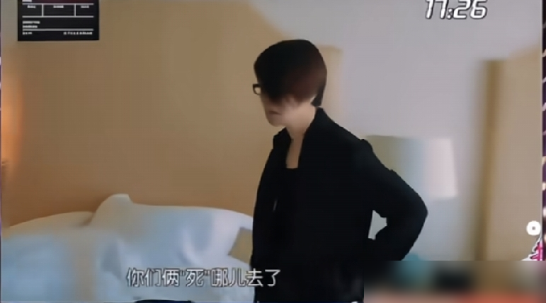 毛阿敏被网暴11年，原来全是剪辑造出来的恶！
2015年录《花儿与少年2》，她被剪成阴险的两面派大姐，全网骂。
今年翻出来逐帧复盘才看清：52岁带腰椎旧伤的她，是全团最能扛的劳模。三天自驾她单扛7小时手动皮卡，包揽全团翻译、订房、做饭所有杂活，录完直接入院做了腰椎手术。
当年把她累到无力应对冲