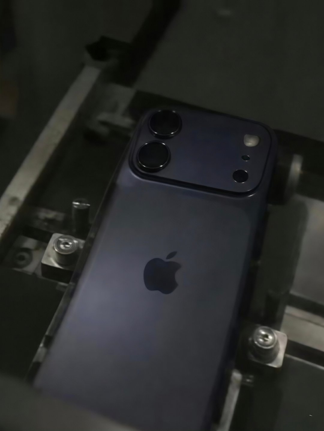#iPhone18外观曝光#该机采用Pro版同款的横向大矩阵DECO设计，但取消了长焦镜头。那不就是Pro去掉一颗镜头就是标准版～应该差不多就是这样了吧[笑cry]#头部热点创作计划# ​