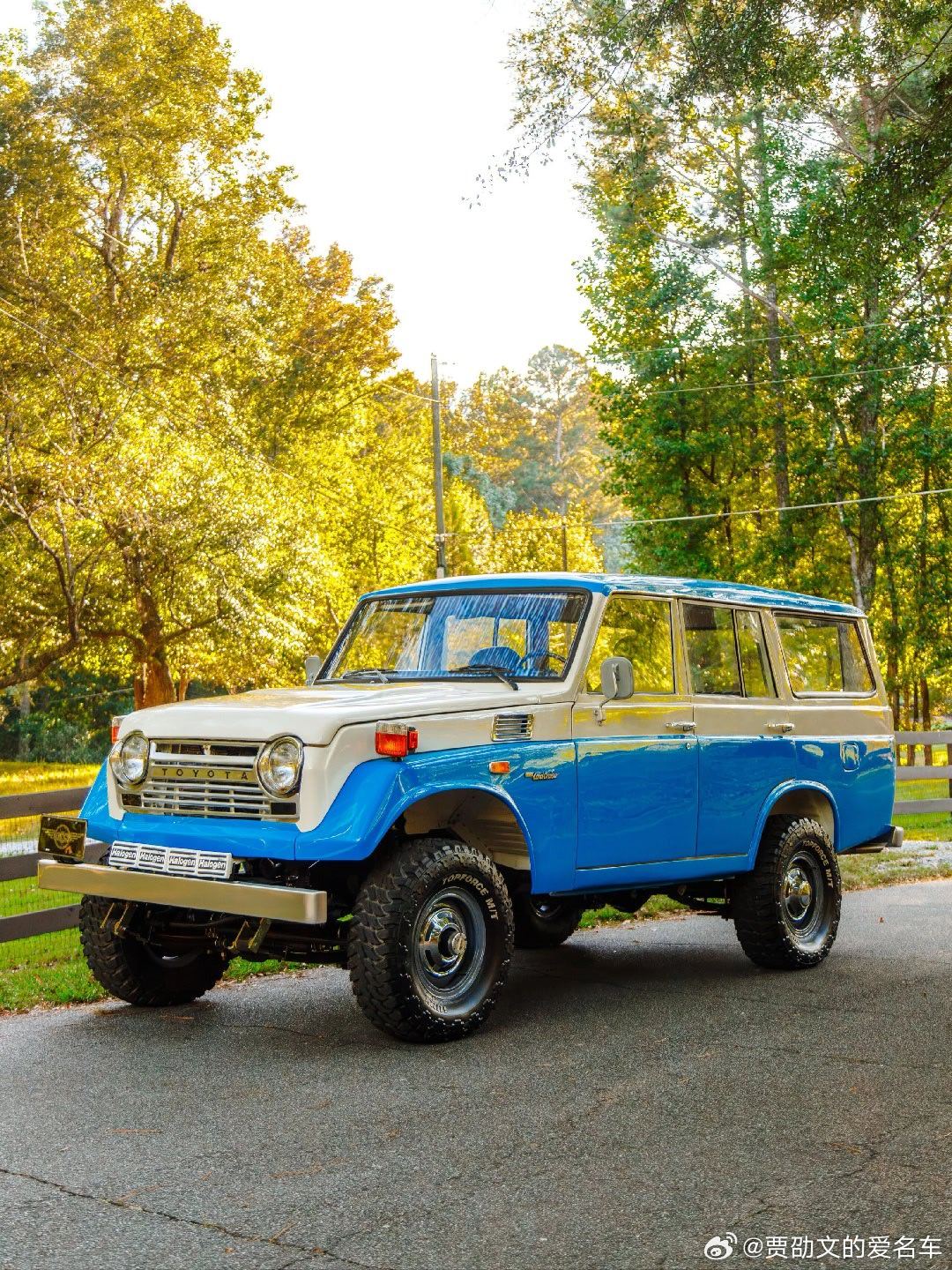 《经典名车 展示》赏析：1967年款 丰田Toyota Land Cruiser FJ55 越野吉普车！在1967年 丰田汽车🚗公司推出了Land Cruiser FJ55型越野车型，直到1980年才停产。它采用了五门旅行车车身设计，将传统越野车的耐用性能与更实用的乘坐空间结合在一起，也为后来兰德酷路泽大型旅行车车型的发展奠定了基础 ​