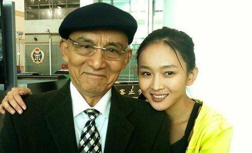 93岁游本昌因病逝世，女儿表示父亲没有任何病痛睡着就去了，超级安详，前几天才过完生日。游本昌的女儿游思涵对外讲述父亲离世的细节，老人没有经受病痛折磨，如同沉睡一般离开，临终前留下一句话，我很舒服。
 
就在几天之前，游本昌刚刚度过自己93岁的生日，生日期间状态平稳，没有提出任何心愿，还跟家人说自己活