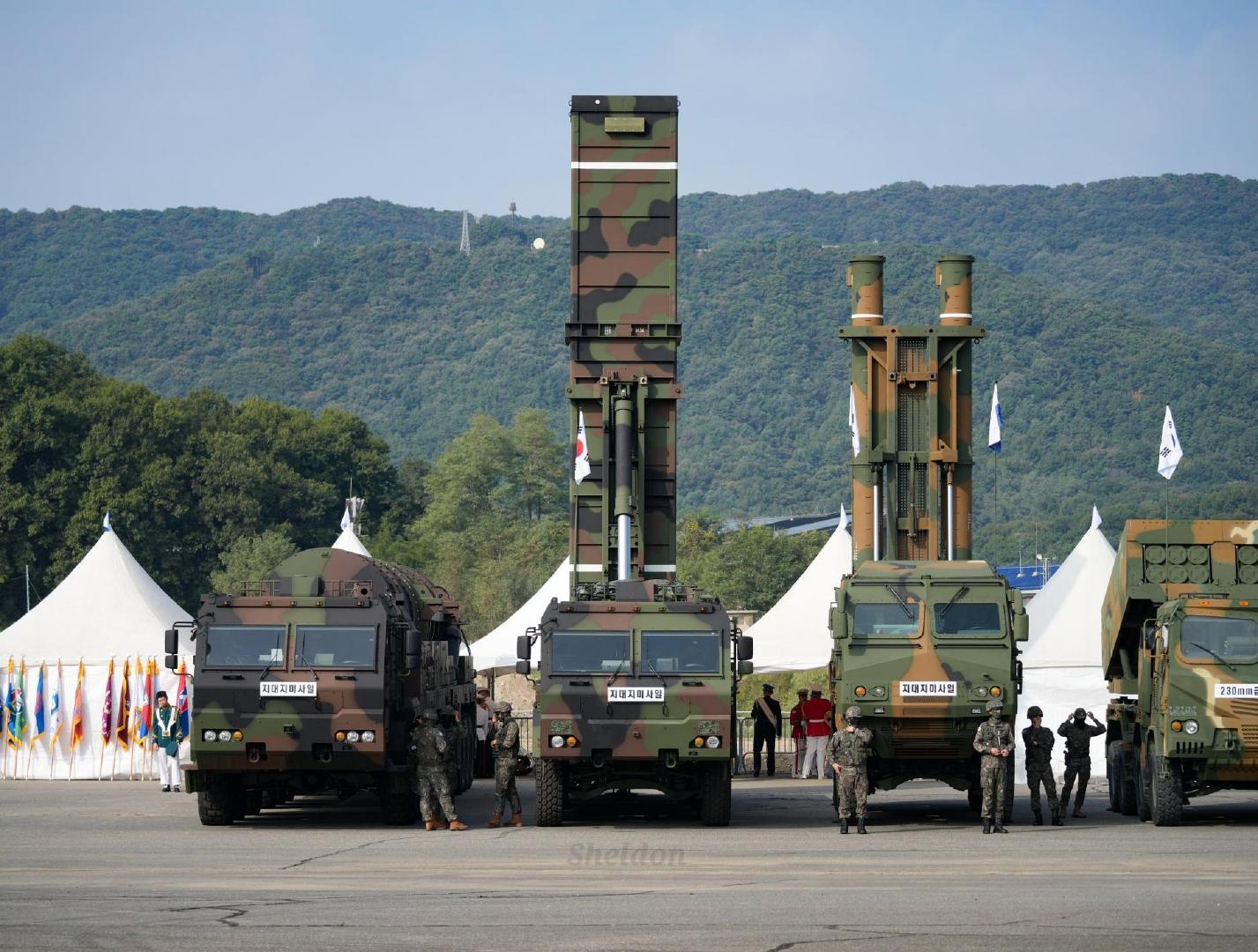 韩国玄武-5弹道导弹的 K901发射车 、玄武-4-1弹道导弹的K502发射车和玄武-3巡航导弹的K405发射车并排停放。 ​