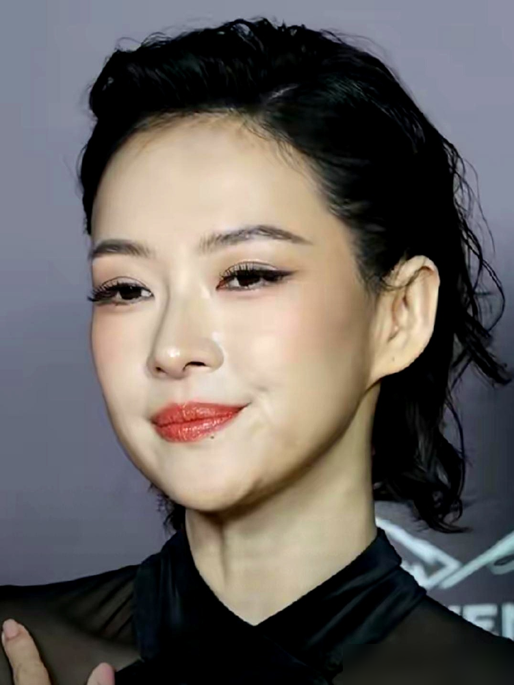 为了拍戏吃胖20斤，脸肿得跟发面馒头似的，被全网骂整容。章子怡愣是没吭声。
增重地点在武汉，角色是个丢了儿子的底层单亲妈。49公斤的腰身塞进55公斤的皮囊，素颜、短发、下颌线全无，蹲在汉口路边吃盒饭。路透出来，没人认出那是拿过金像奖的宫二。
等戏杀青，人又迅速凹回原形。网友还在吵她是不是动脸了，