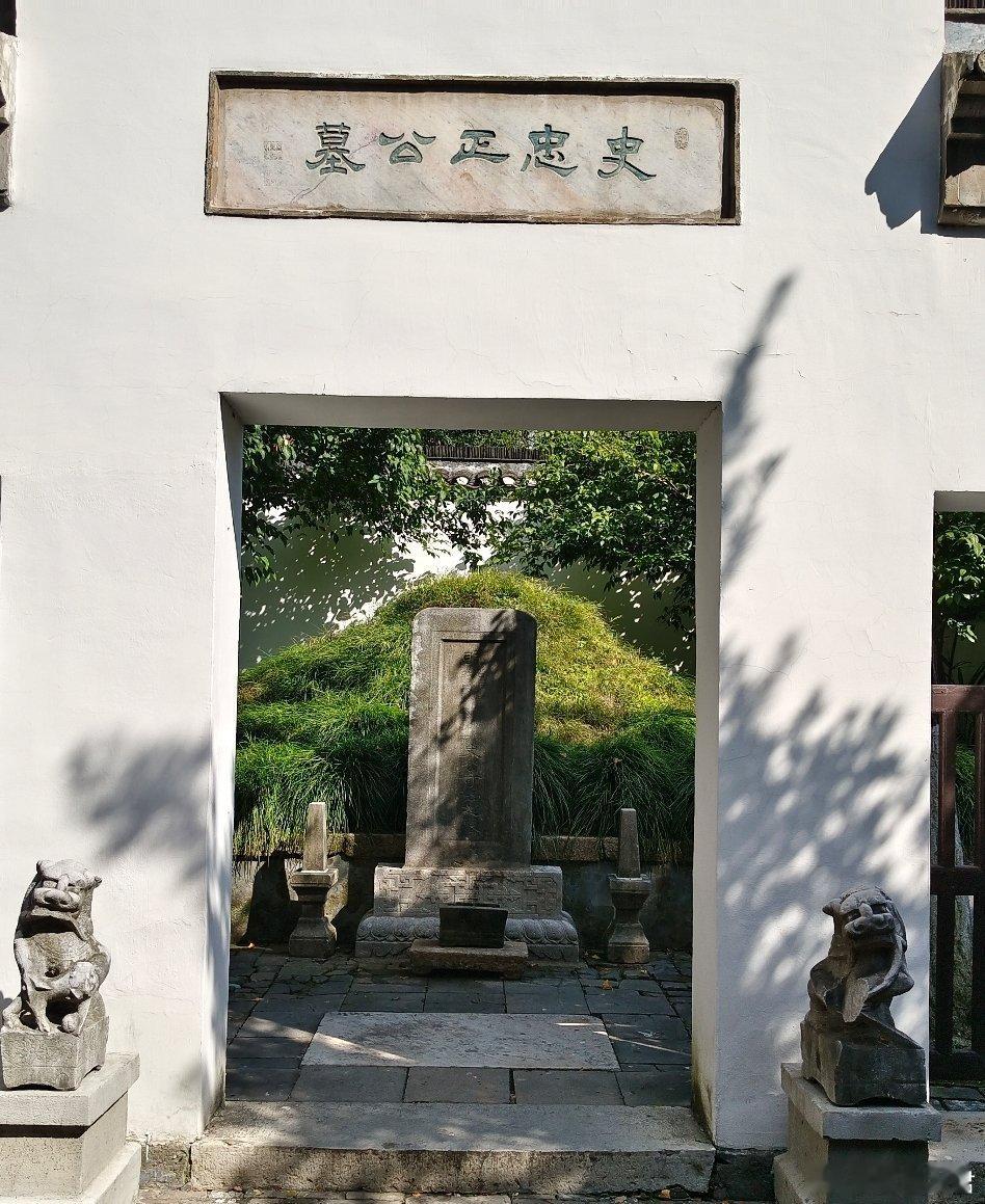 今天特意来扬州拜谒史公祠，史公塑像被重新修复成明代形象，加了牙牌印绶，若说有些别扭的大概就是印绶做的太小，偏早期，不符合晚明以来的大穗子印绶。  ​​​
