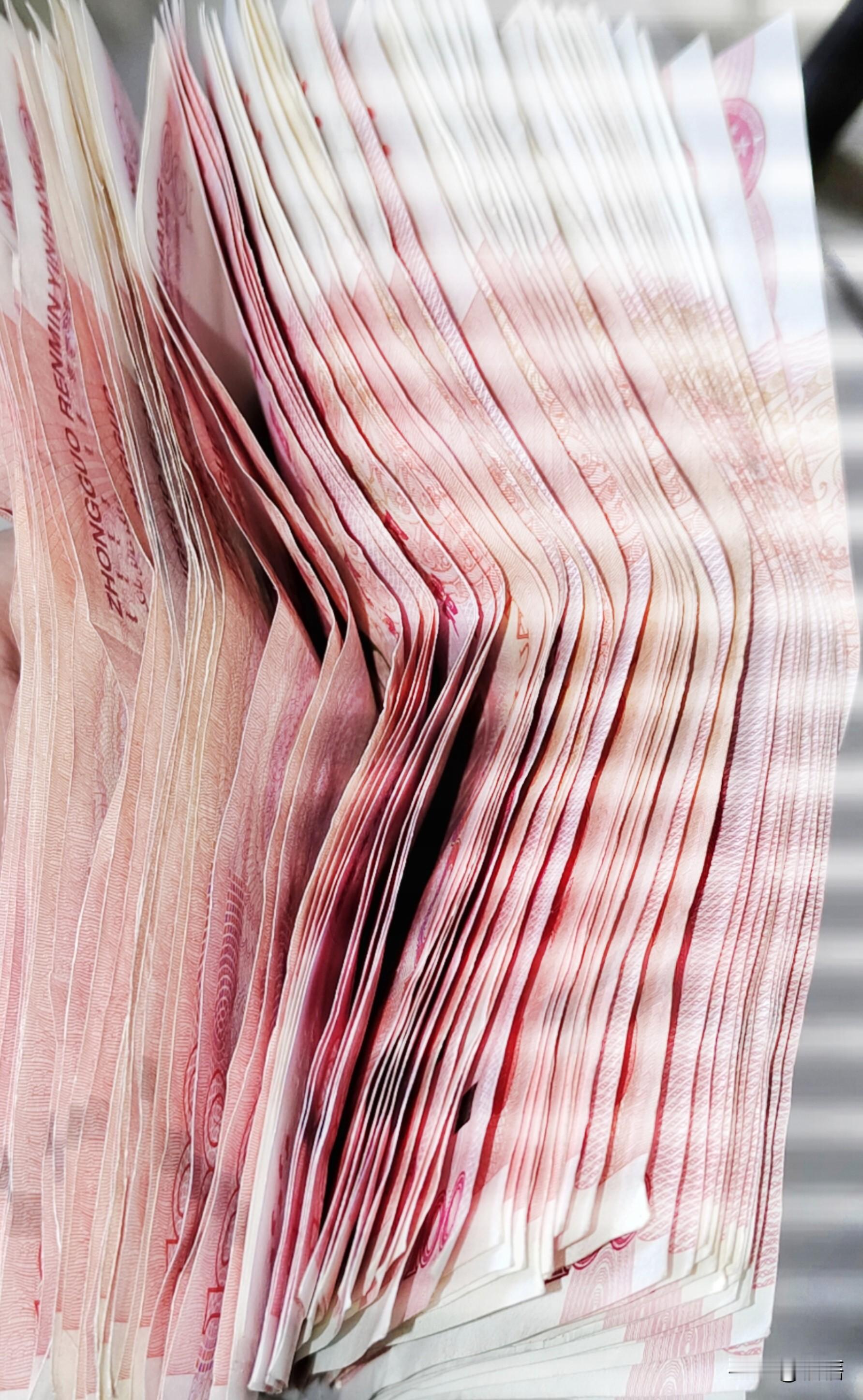 今天打车出去，在车上与司机大姐畅谈起来。  司机大姐说：“结婚后，你最...