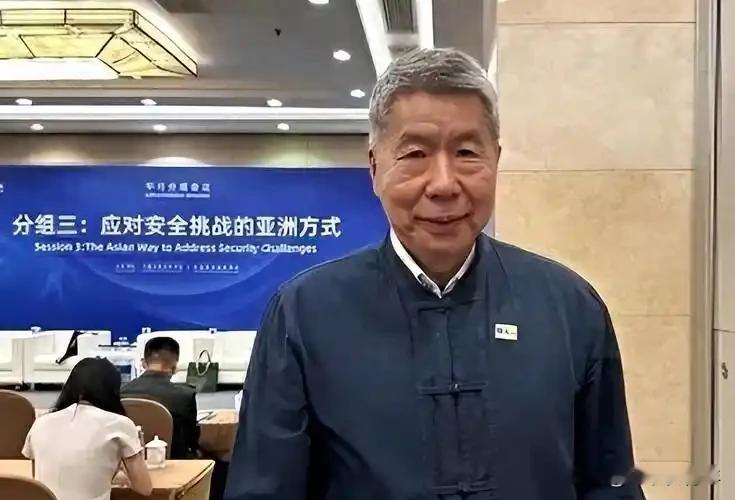 从面相上看，张亚中是个忠厚之人。他的很多观点，不能说不务实，可总感觉多少带点书生意气。
 
作为孙文学校总校长，张亚中是岛内少数敢于直面统一议题、反对“台独”的学者。他看透“台独”的危险性，深知依附外部势力只会把台湾推向战争深渊，提出两岸签署和平协议、以文化融合积累互信，这些思考，确实看到台海当下的
