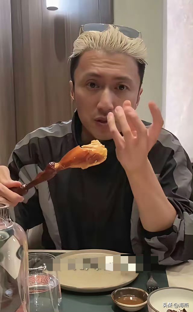 谢霆锋带74岁狄波拉吃老店被拍，消瘦憔悴仍耐心介绍菜品，网友泪目：父亲走后他成顶梁柱