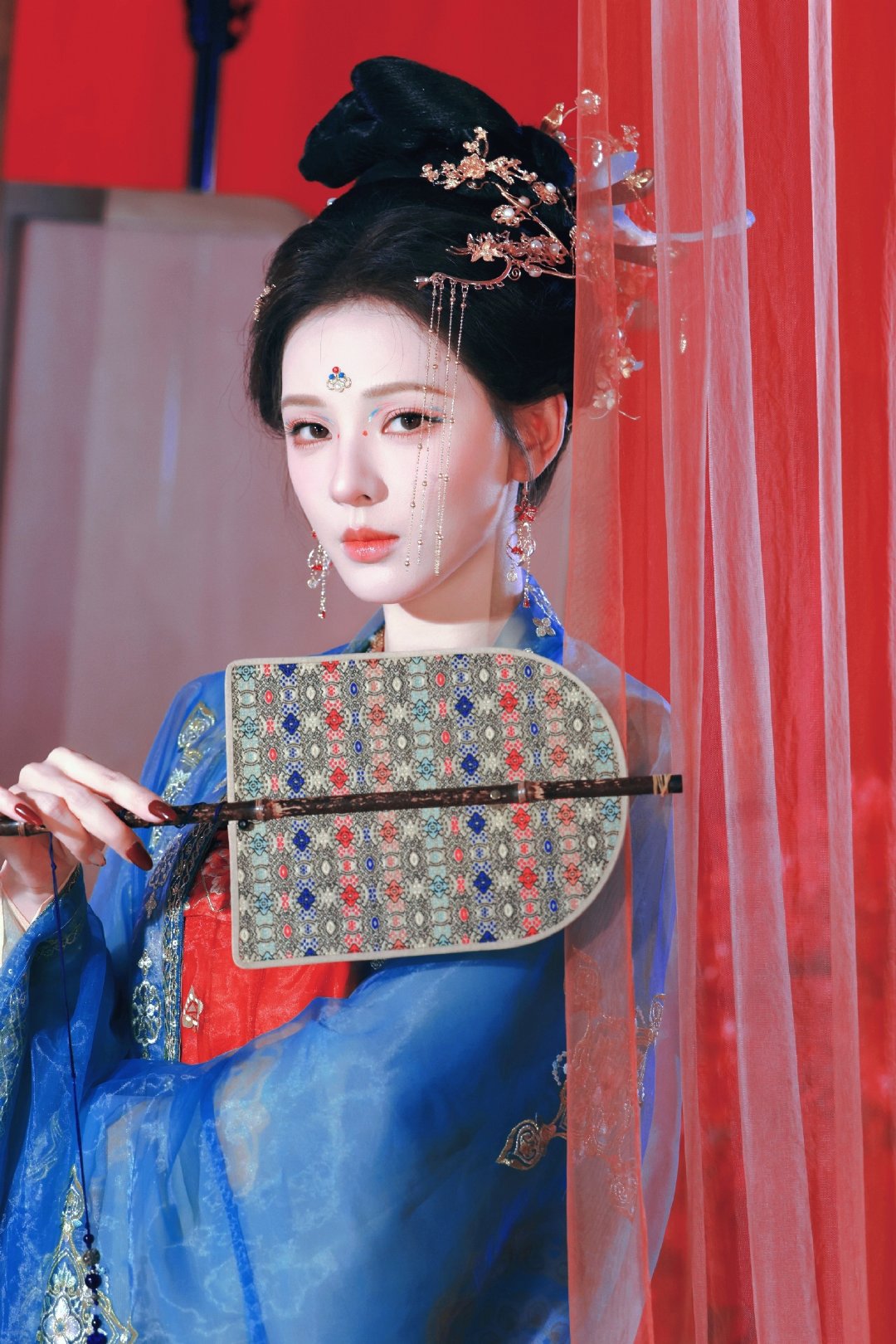 翩跹霓裳，盛唐风华。张予曦古装舞台氛围感拉满，抬臂转身皆是美感。红幔繁花、琵琶在侧，静时温婉，舞时灵动，完美诠释古典美人的魅力。 ​