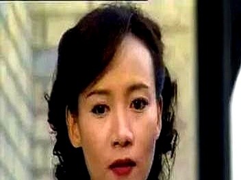 节目镜头前，吴君如指着商天娥的鼻子问，你当年长那样，凭什么能演第一美女阿珂？

这句憋了几十年的火，直接把商天娥怼得脸部肌肉僵住，支吾半天只能拿一句同学关系打圆场。旁边的邓萃雯笑着补刀，要不是当年受刺激，哪有你现在的喜剧天后。

当年84版鹿鼎记选角，长相平平的商天娥硬是拿下七个老婆里最绝色的阿珂，