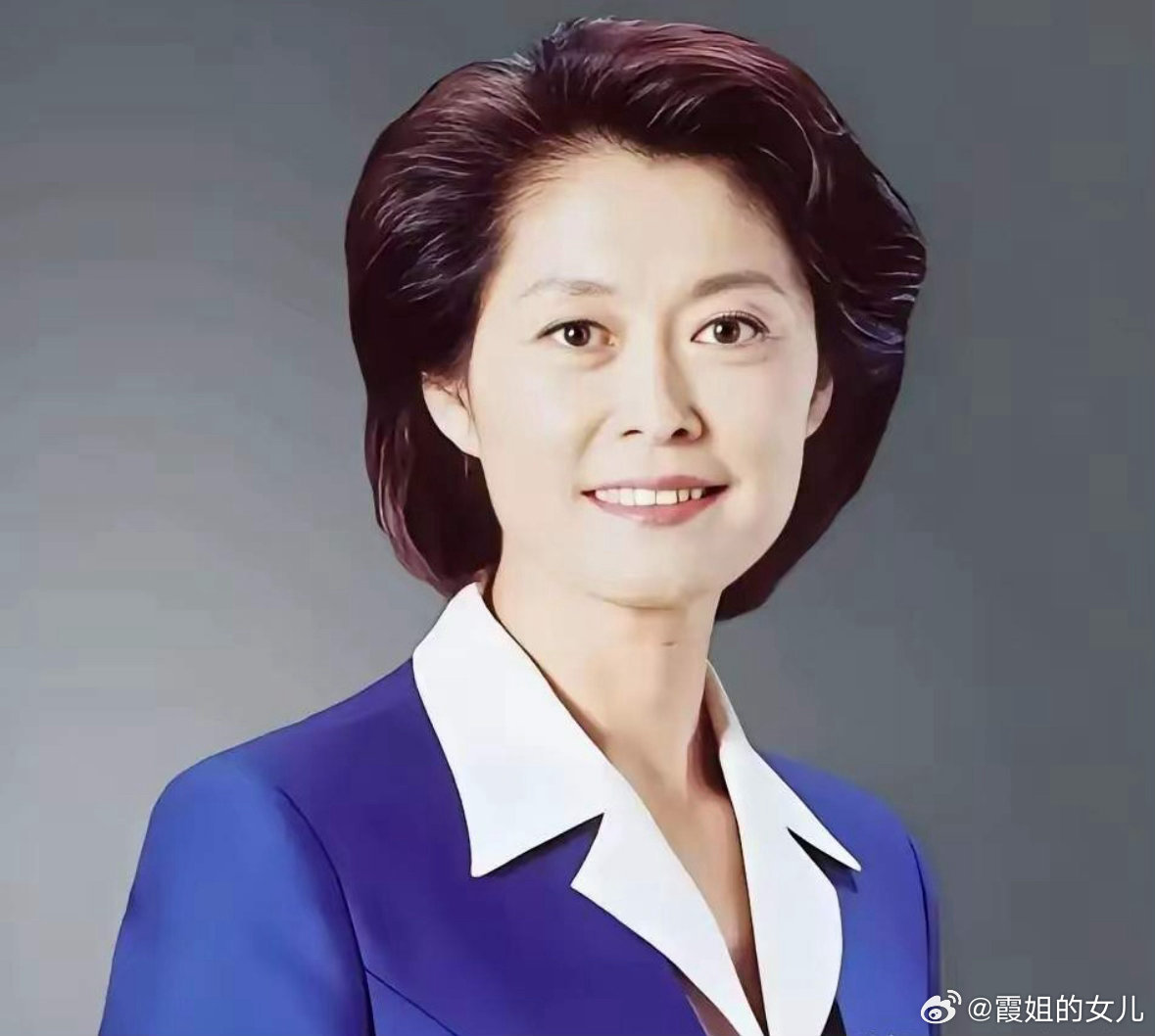 #敬一丹去世##敬一丹去世#
噩耗传来，令人怅然。
六月突发急性脑出血，历经近三个月的艰难救治，敬一丹老师还是告别了这个世界。
 
作为一代新闻人的标杆，她于荧屏之上沉稳大气，兼具新闻从业者洞察世事的清醒，亦常怀一份体恤世间的宽厚。不张扬、不浮躁，从容有度，用平和有力的声音，陪伴了几代国 ​