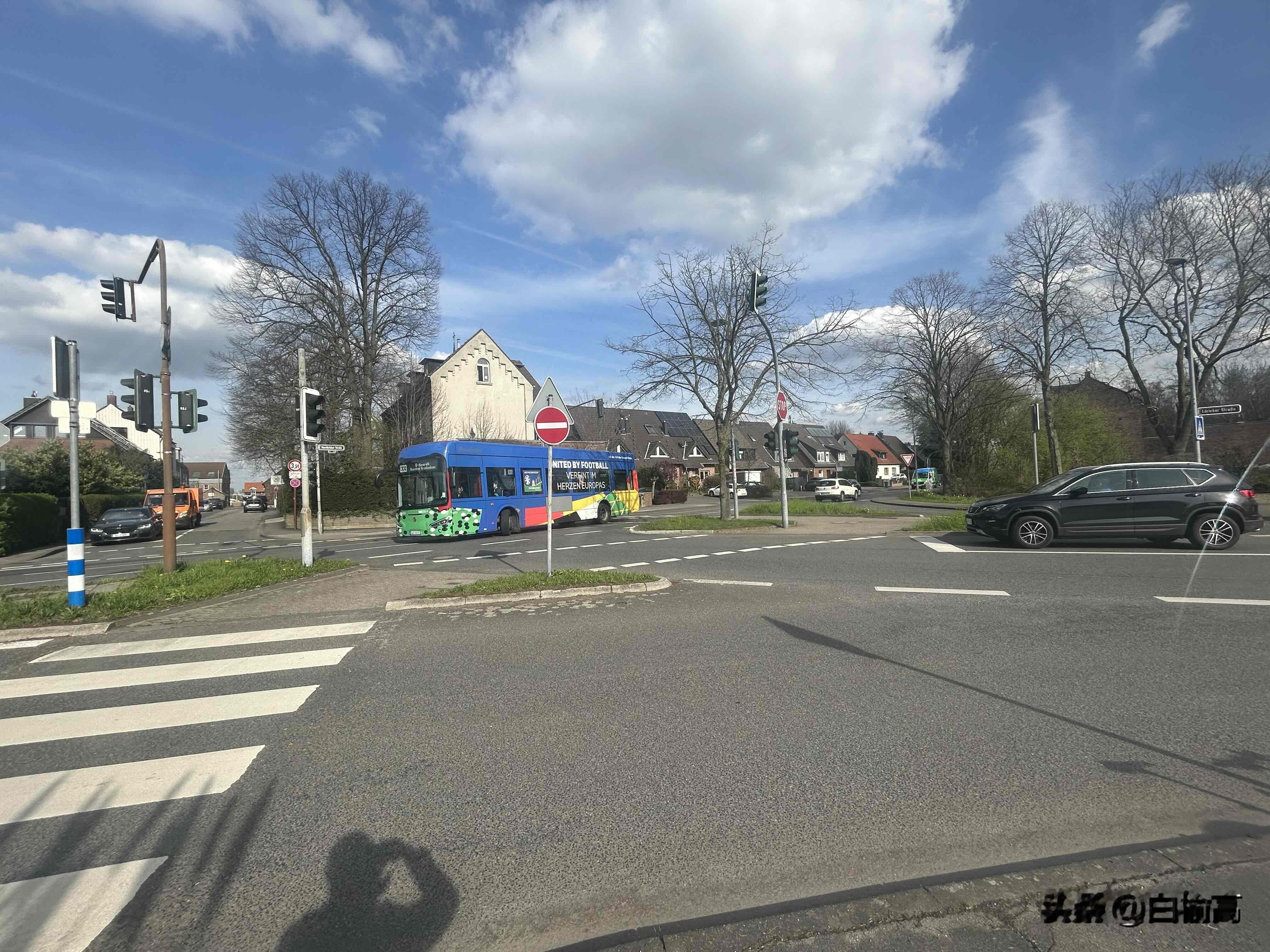 三月份漫步在法兰西杜塞尔多夫的乡村感受清新荡漾，不自主的和他一起跑起来...