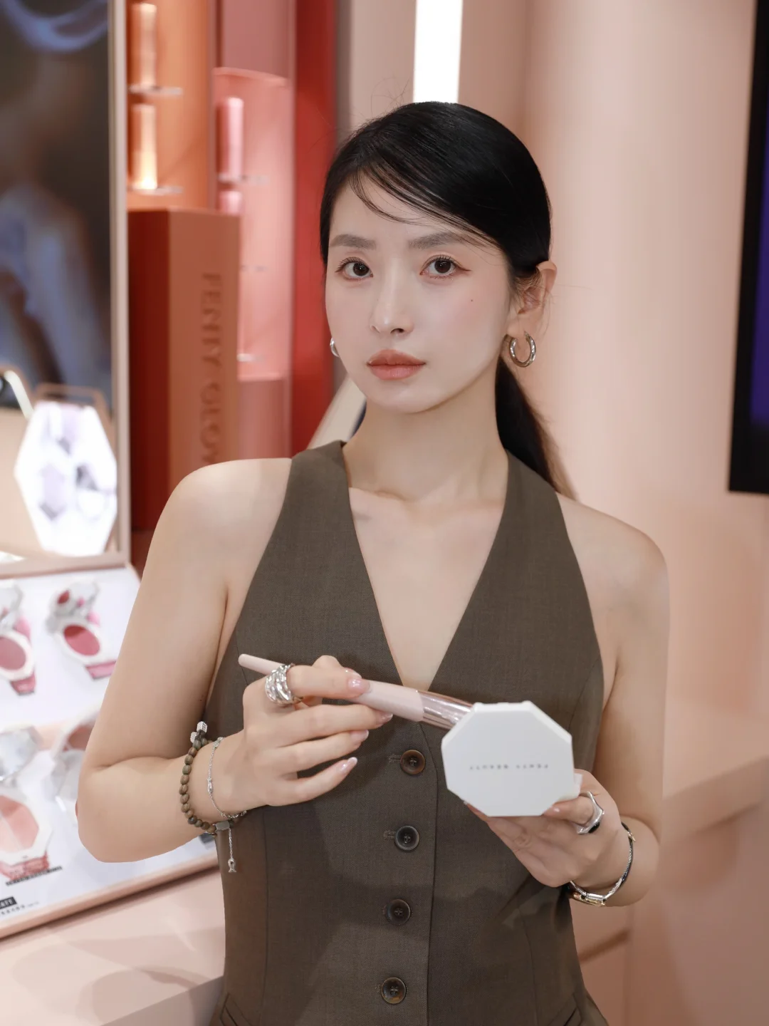 Fenty beauty in德基！蕾哈娜快来巡店