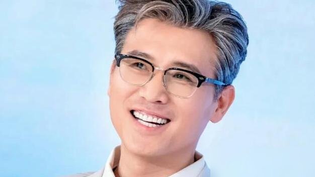 李乃文上综艺，把赞助商摆的道具八宝粥给吃了。
胡军急得直喊“那是空的”，他嘴里还嚼着呢。工作人员全懵了，他倒好，扭头问胡军：“这罐怎么没味？”
节目组本来设计的是空罐摆拍，谁想到遇上真吃的。搭档拉都拉不住，现场笑成一片。事后采访他说：“我看那罐开着，以为谁吃剩的。”
这老哥平时就实在，之前被传