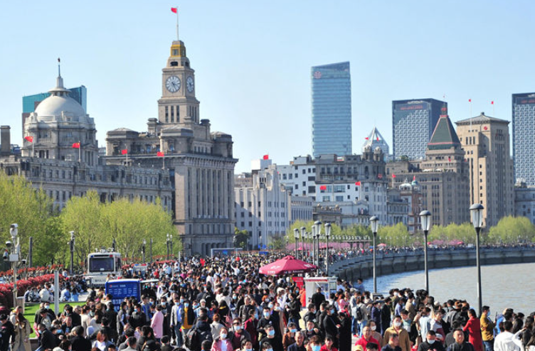 人民日报：不顾底线追逐流量必遭反噬。事出反常必有妖。类似极端问题的频发和炒作，并在各大平台引发热议，背后是流量收益、平台推送规则等多方面因素共同作用，干扰大家正常生活，占用大量公共资源，引发恶劣影响。人民日报评流量事件：假资助真炒作、男童摸臀伪维权、捐款造假等事件反噬警示，创作者应深耕内容坚守底线，