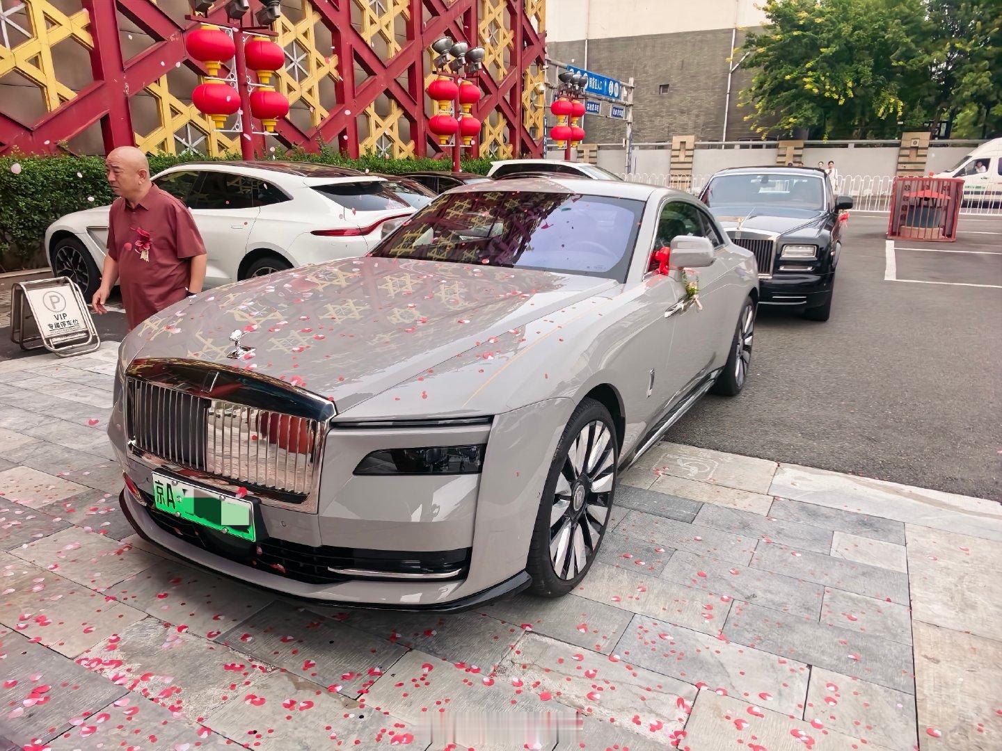 马公子终于结婚了，恭喜恭喜，掐指一算都好久没给朋友出过婚车了，劳斯莱斯车队，闪灵是不是比曜影更拉风呢，点个赞沾沾喜气吧[耶]#我和汽车的日常# #婚车#  ​