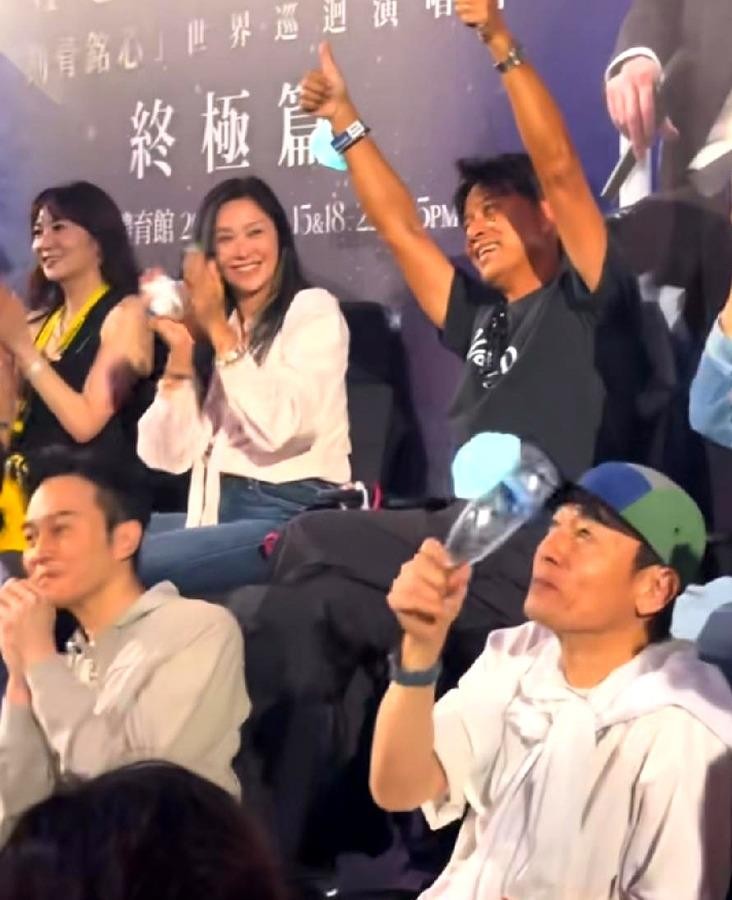 谭咏麟红馆开唱，镜头一扫，袁咏仪和卢淑仪都被看见，可网友偏要拿“素颜老没老、妆容精不精”给五十岁女人打分。袁咏仪跟张智霖去，没端着，笑得松；卢淑仪陪李克勤，状态细净，坐得稳。这哪是脸的较量，是社会把“中年女星”钉在审美秤上：不化妆叫垮，化妆叫卷，闹腾叫丢分，安静叫装。符号互动论里，别人先看身份再看本