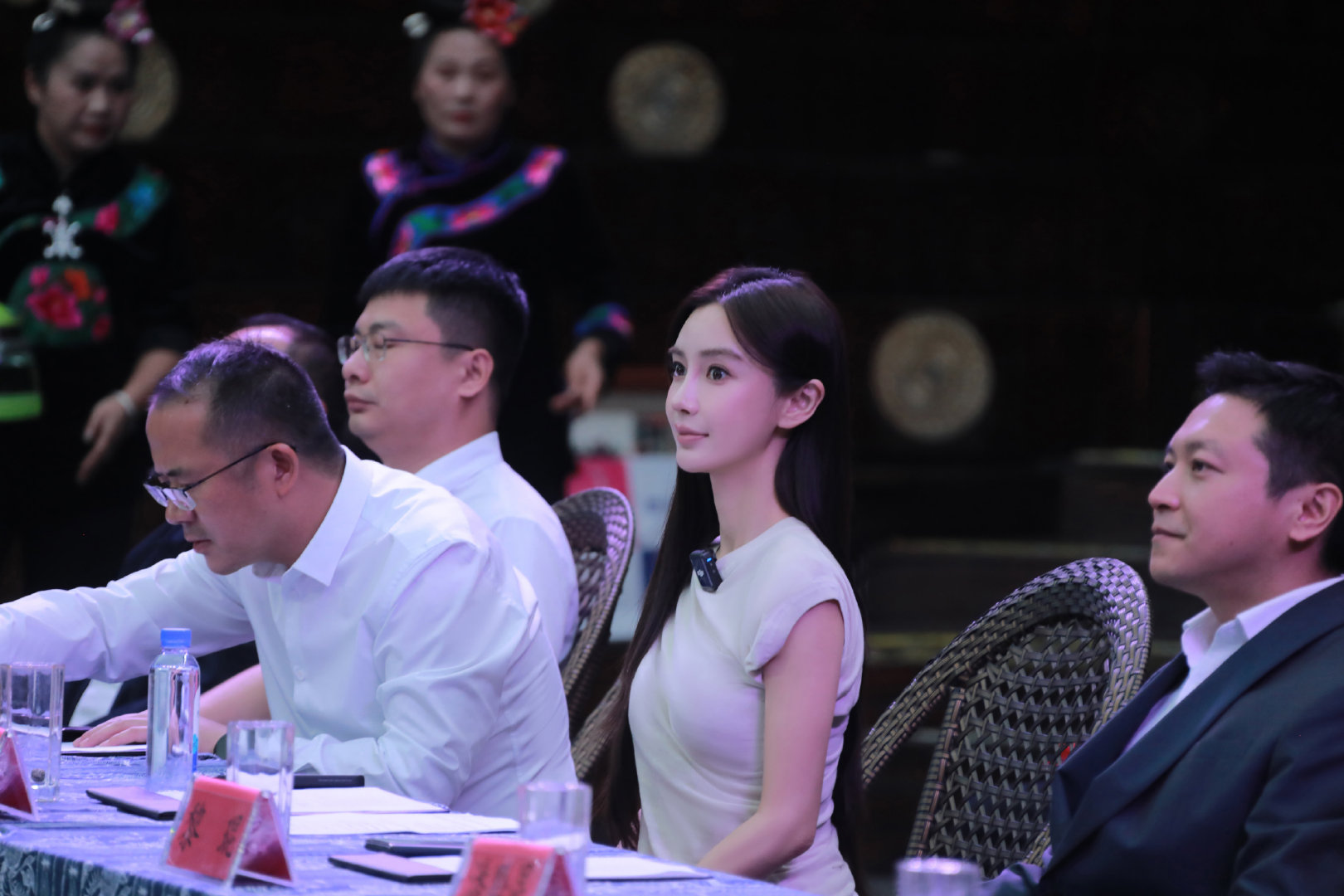 #angelababy[超话]# yy#angelababy#

俗世万千唯有你是最独特的星光，突破无尽永夜照亮过我

​