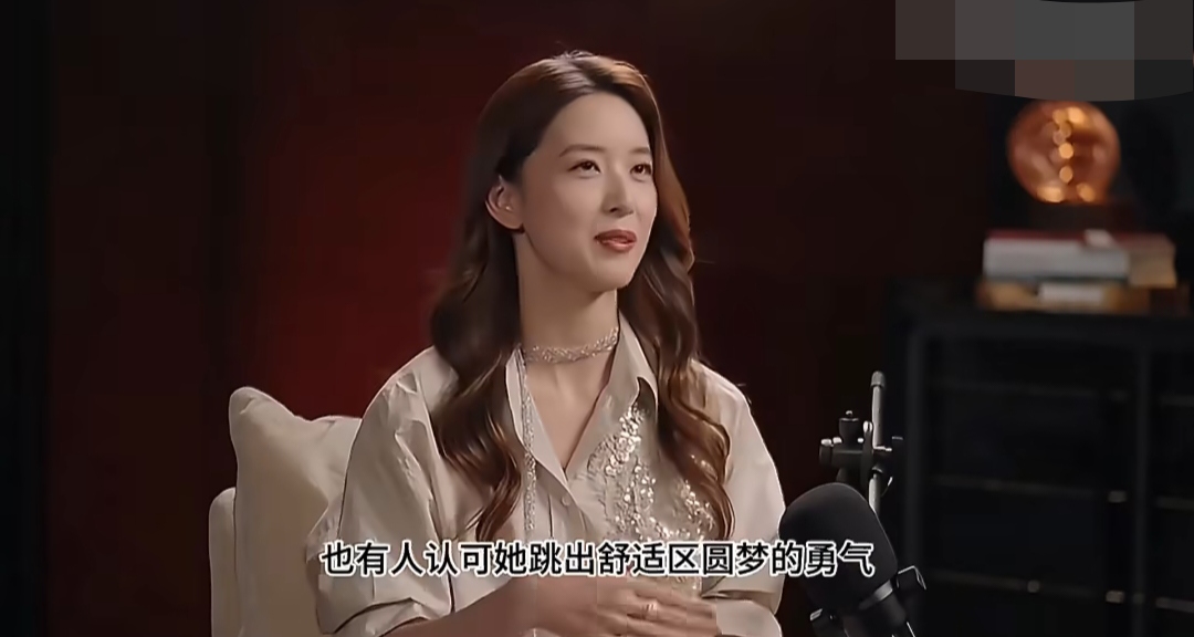 章泽天采访何超琼的片段播出之后，网上冒出一个很形象的说法，吐槽整场对话“没有一个菜入味”。明明请到阅历十足的何超琼，手握这么好的访谈资源，本该是一场有火花的女性对谈。可全程大多只是礼貌附和，缺少有分量的追问，很难挖出更深的内容，对话看着热闹，却没什么干货。
 
不少网友吐槽，整场更像晚辈听前辈讲课，