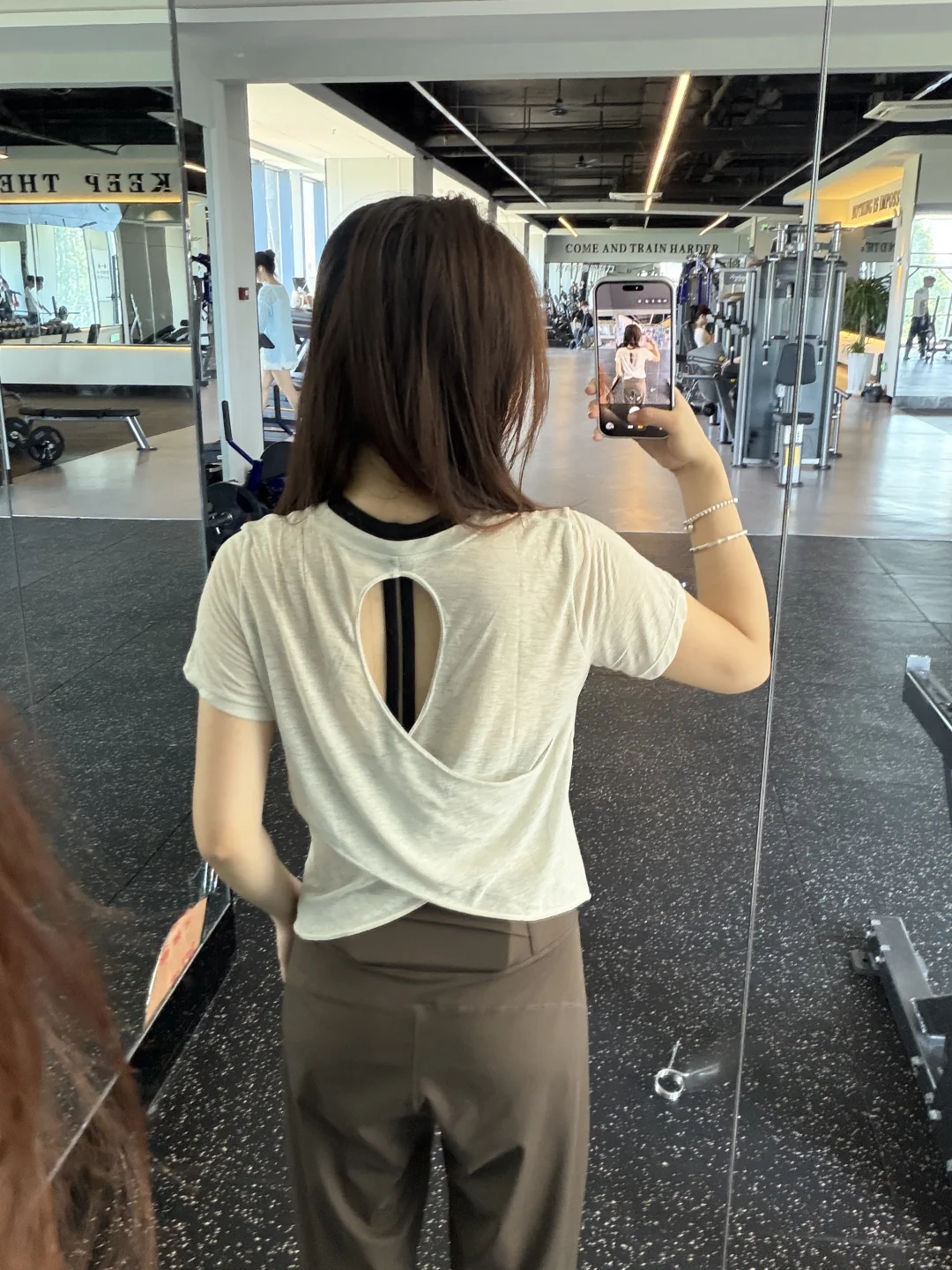 也就一个人带动全健身房买了6件.......