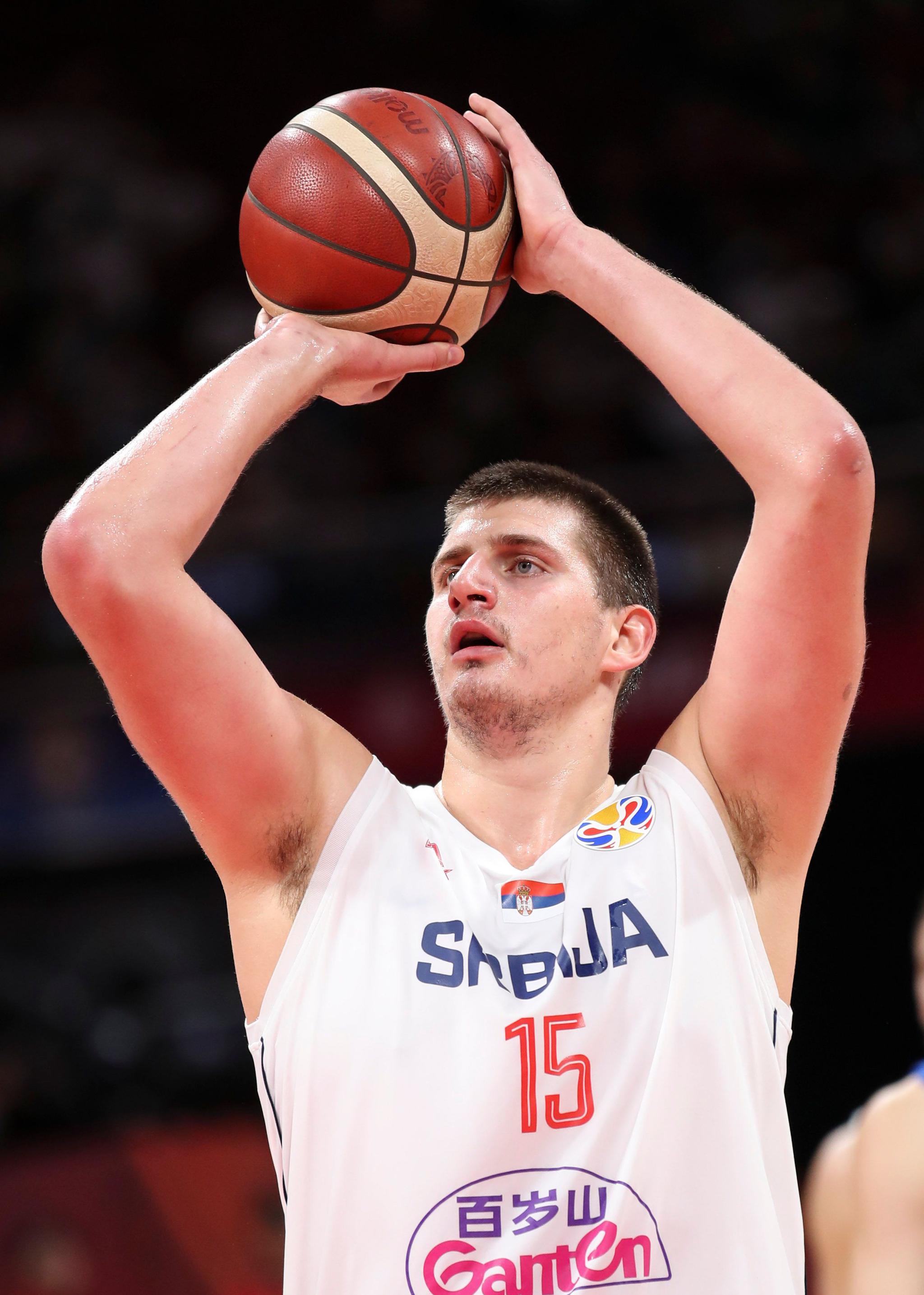 约基奇在掘金队媒体日接受采访时表示，NBA有些人满脑子想的都是怎么多出手刷分或者刷各类数据。但在欧洲，球员考虑最多的是赢球。

约基奇这是什么意思？NBA有些人满脑子想的都是刷数据，这是在点谁？