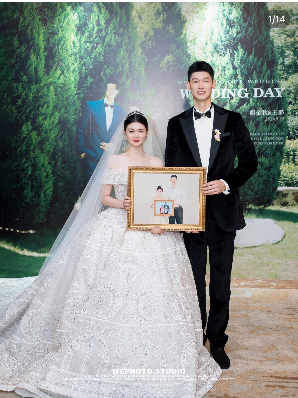 这是胡金秋妻子王璐，两人是彼此的初恋，至今相爱12年。24年两人补办婚...