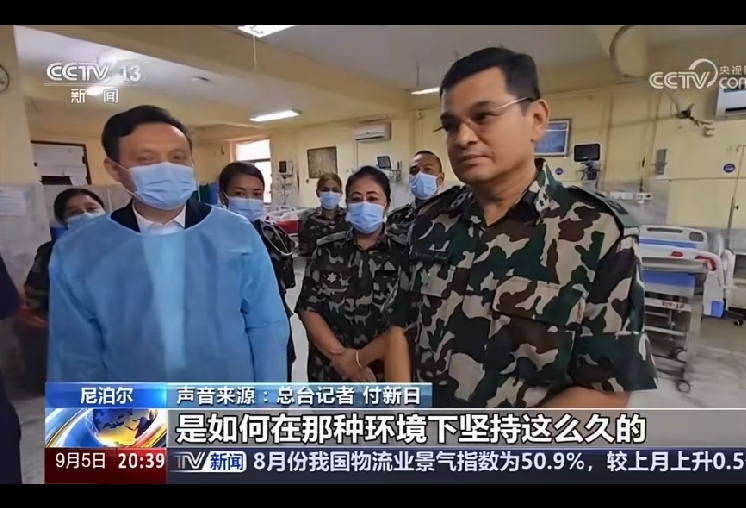 陆海涛获救，中国大使和尼泊尔官员前去医院探视
被困11天的中国公民陆海涛被尼方救援人员成功施救，然后乘直升飞机，紧急送往医院救治。
中国驻尼泊尔大使前去探视躺在病床上的陆海涛。
陆海涛说：对我来说，这是一个奇迹，我是非常感恩救援人员。
张大使说：对大家都是奇迹，我们大家都很高兴。尼泊尔救援人员一直在