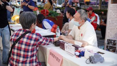 #成都御德堂中医馆# 9 月 29 日下午，由草市街街道宁夏街社区主办的 "文韵宁夏 邻里共融" 主题活动在新城市广场举行。成都御德堂中医馆受邀在义诊便民服务区设点，把专业的中医药健康服务送到居民身边。

活动现场，文艺展演、民俗体验、便民服务轮番登场。义诊摊位前，中医师唐先禄为居民把脉、看舌、 ​