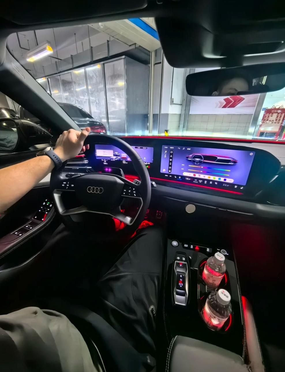深夜轻松泊车 

加班到深夜回到地库，两边停满大型SUV，车位狭小，开门空间不足。之前遇到这种车位，只能停到很远位置，再步行回家，疲惫加倍。现在直接用手机遥控泊车，一汽奥迪A5L自主驶入车位，自己调整方向停正。看着车辆一点点泊入车位，一整天的疲惫都缓解不少。
停好车从容开门下车，不用挤在狭 ​