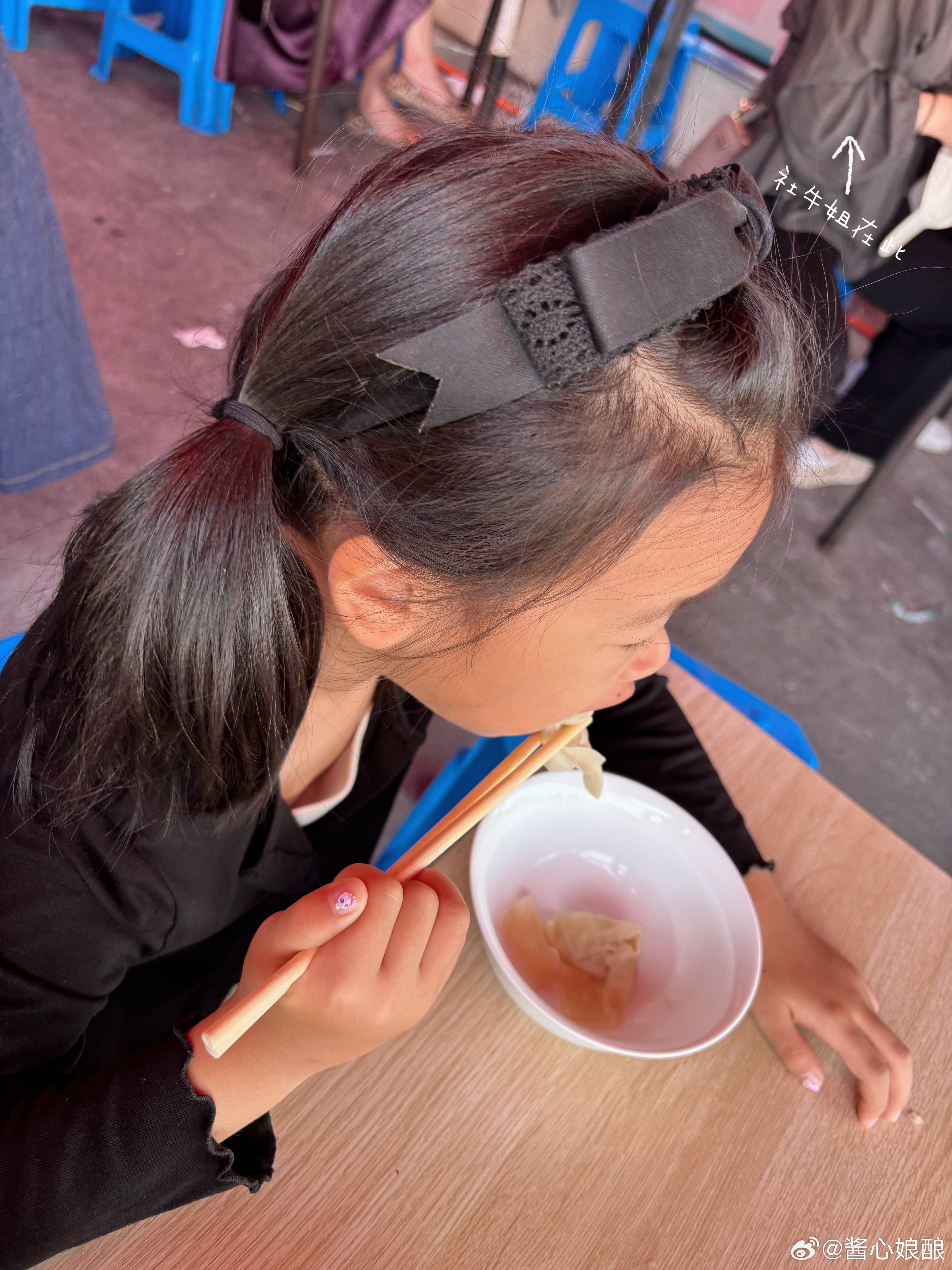 今早看完牙我们去古陌早市吃馄饨遇到社交牛人就吃碗馄饨的功夫我们都知道了她是东北人在北京上学和工作但老公在威海所以她也得经常回来而且她对威海的美食了如指掌社牛姐弟和陌生人拼桌把社恐母女都聊开朗了“威海物价不太涨，不宰客”我和狗儒听了相视一笑，是不宰客，因为物价本身就很高了，主要宰本地人又隔空给张家口游客介绍本地人去的饭店例如桢家宝、老妈疙瘩汤之类的得到了来自隔壁桌狗儒的认可于是狗儒加入了畅聊美食的队伍还把刚去早市买的小酥饼与大家分享这波操作无人能敌社牛姐就是调节气氛的王老板都忙里偷闲抽空过来唠上两句社牛姐问狗儒：你们本地人也来吃这家馄饨店啊？那本地人怎么不说威海话？狗儒：那可就是英语级别的交谈了老板：怕是你听不懂地道的威海话威海美食酱心的周末生活 威海