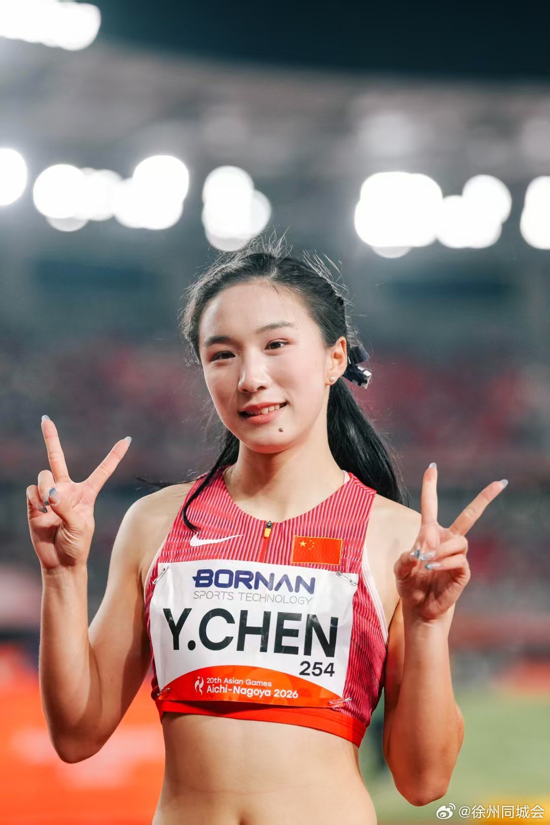 #陈妤颉三金一银下班#
三金一银，收工。
赛后采访陈妤颉感慨团队力量无穷，笑着直言我真牛啊。
她开心自己终于在跑步这件事上，可以“碾压”爸妈。混合接力决赛顶住巨大压力，和队友一起扛下重担。16岁，三金一银，下班回家。
 #陈妤颉回应混合接力夺冠# ​