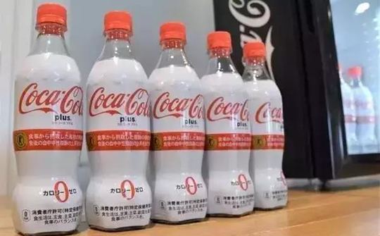 终于知道广东人瘦的原因健闻登顶计划 满街都是清清爽爽的瘦子，连大妈都腰身灵活。凭啥？广东人吃饭，有一套“瘦子逻辑”。第一，粤菜是真的“清淡”。白灼虾、清蒸鱼、老火汤，讲究鲜甜原味，很少重油猛火。一顿饭下来，热量比火锅烧烤低多了。第二，饭前先喝汤。一碗靓汤下肚，胃已经占了大半，自然吃得少。第三，广东人爱“叹茶”——不是奶茶，是铁观音、普洱。茶水解腻刮油，边聊边喝，不知不觉就消食了。再加上天气热、出汗多，城市适合步行，夜跑爬山的氛围也浓。吃动一平衡，想胖都难！