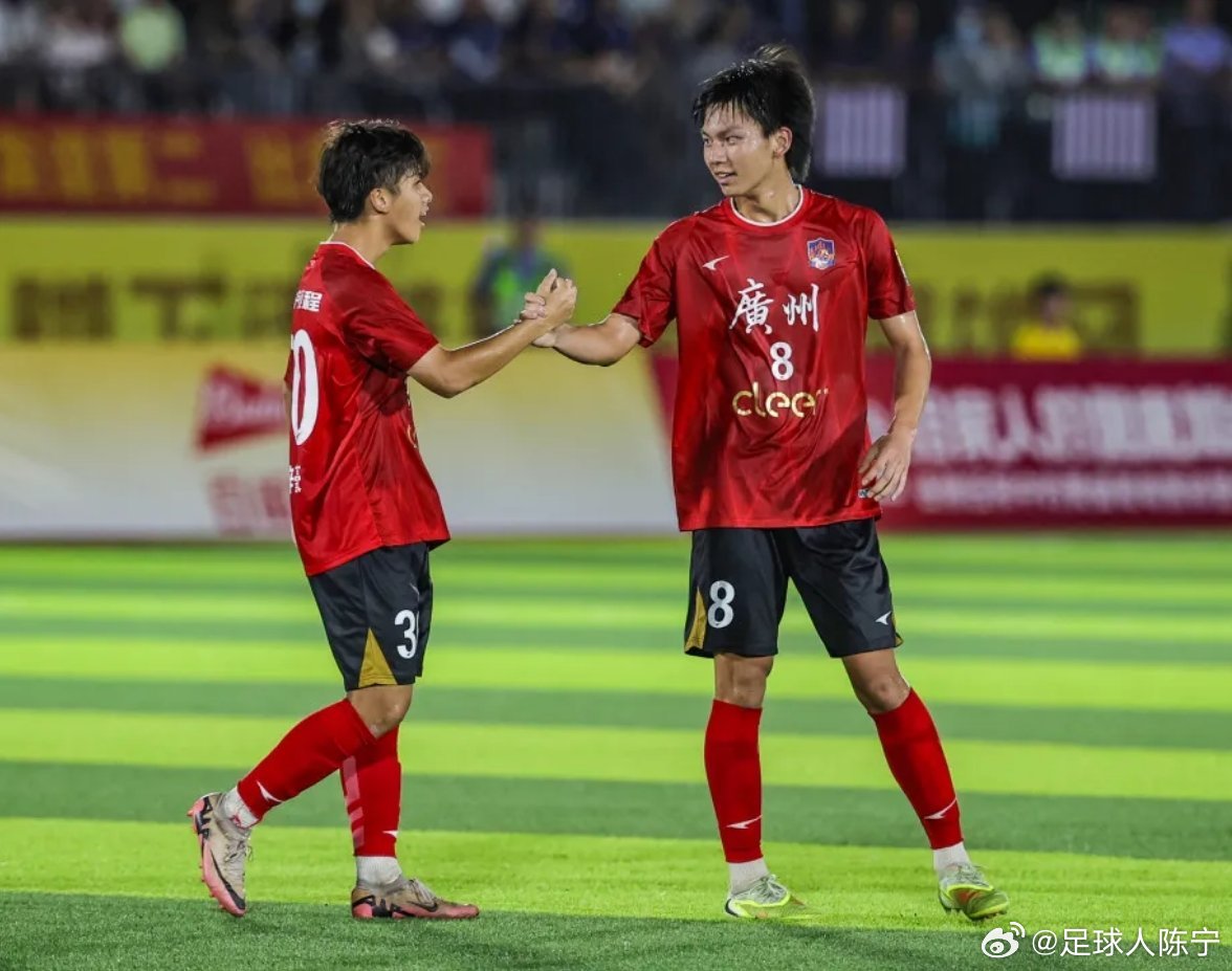 粤超第四轮，广州队客场1比0击败阳江队，来自广东实验中学的8号彭思玮打...