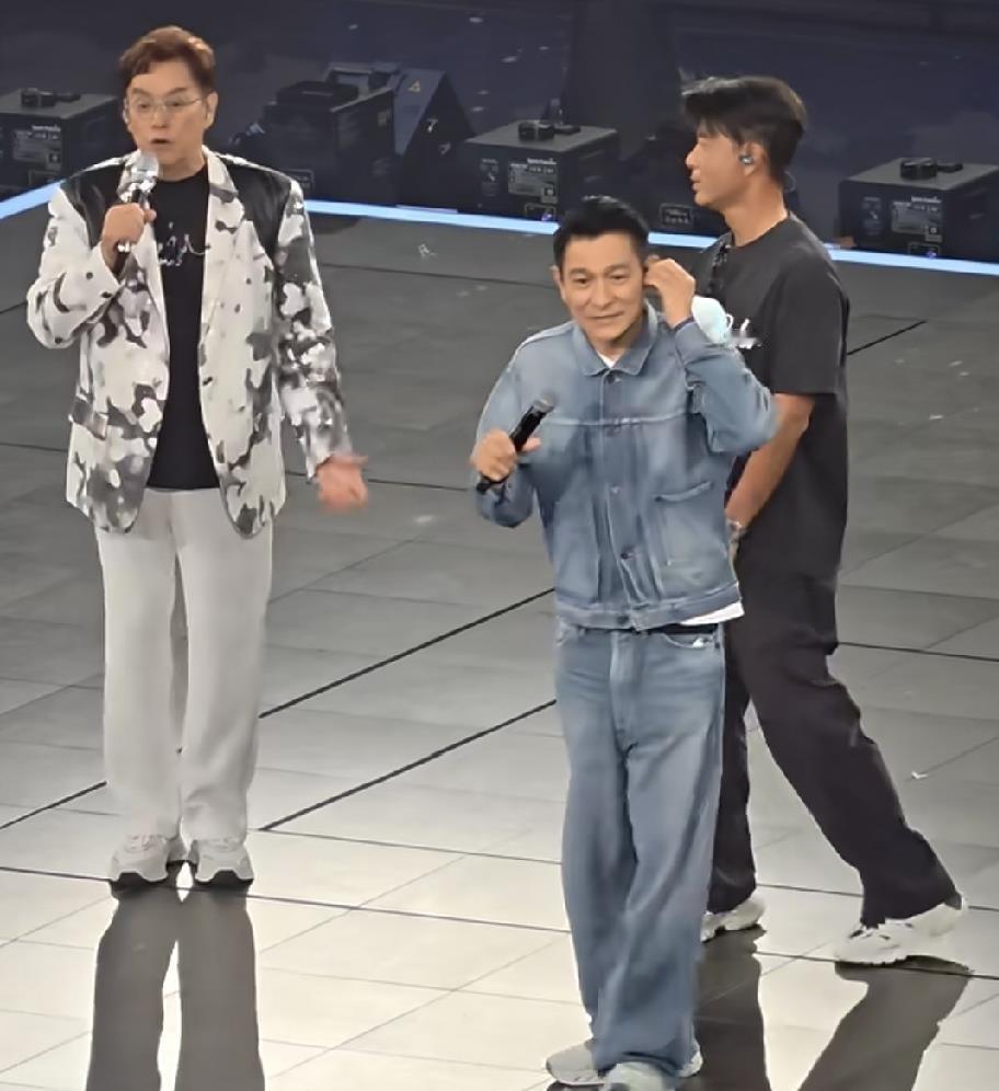 谭咏麟红馆尾场刘德华李克勤空降同台，一张票看三位老牌歌手合唱，这事儿比任何宣传都狠。现场红馆坐得满满当当，三个人站一块儿一开嗓，全场跟着哼‌《朋友》‌《我在意》，那种老粉眼泪直接掉下来的劲儿，不是流量演唱会能堆出来的。咱们普通观众买票看谭校长，结果顺手撞上华仔和克勤撑场，这种意外感才是现场演出的魂。