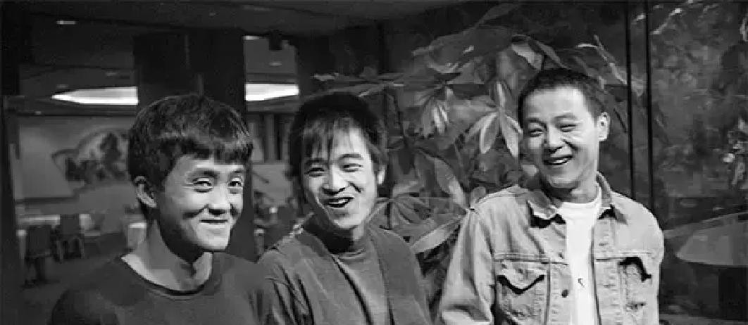 57岁的何勇悄无声息地走了，当年名震一时的魔岩三杰，眨眼间就只剩下了窦唯和张楚

最难受的莫过于七八十年代出生的这批人

那个年代的摇滚黄金岁月，彻底成了泛黄的老照片

如今窦唯在阿那亚过着自己的清净日子，骑着电瓶车穿街过巷，早就不理凡尘俗事

张楚窝在西安的大院里，好几年才露一次面，眼神里全是温和