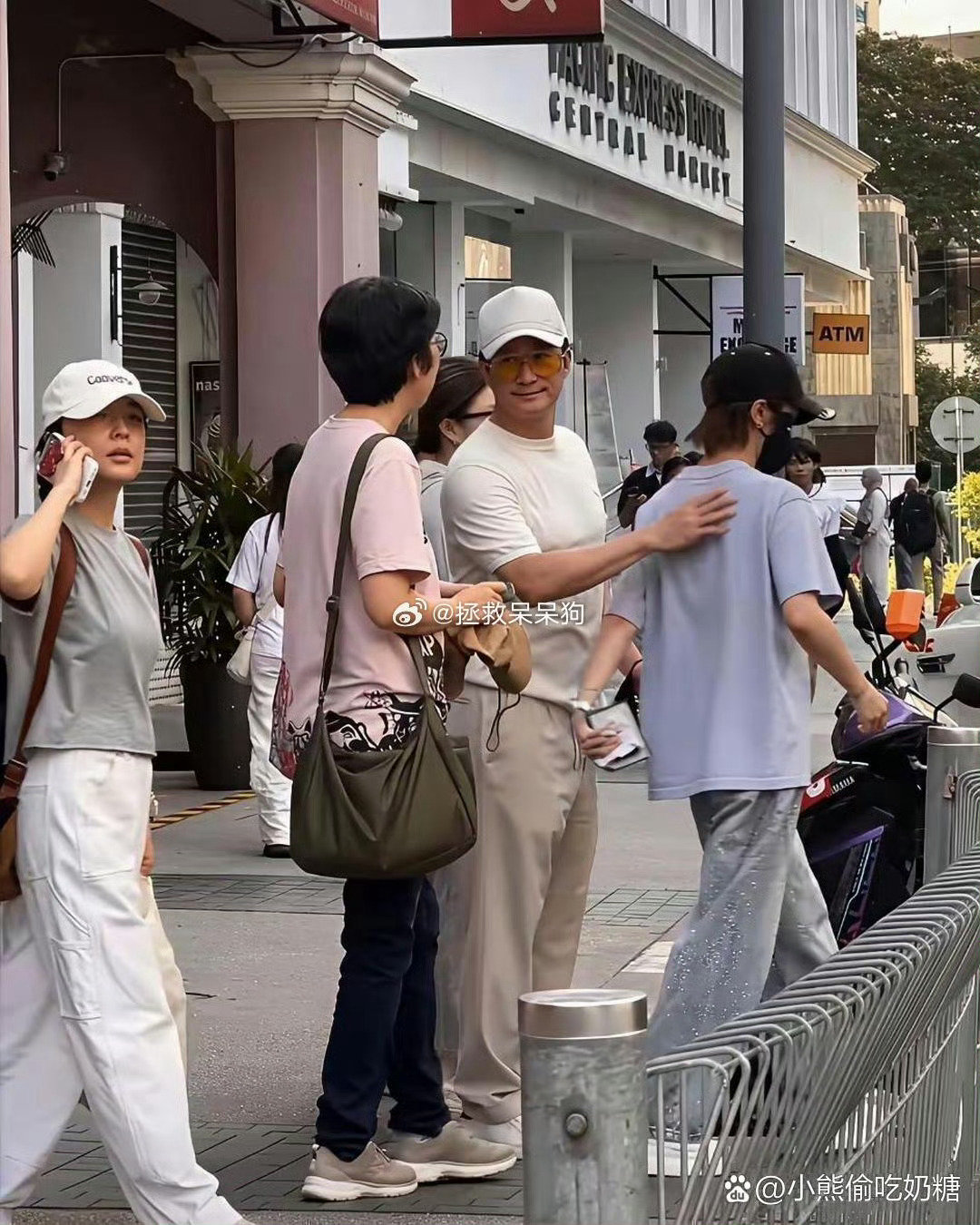 有人在马来西亚撞见吴京和谢楠啦！52 岁的吴京穿得休闲，胸肌可壮实了，一点没发福。 ​