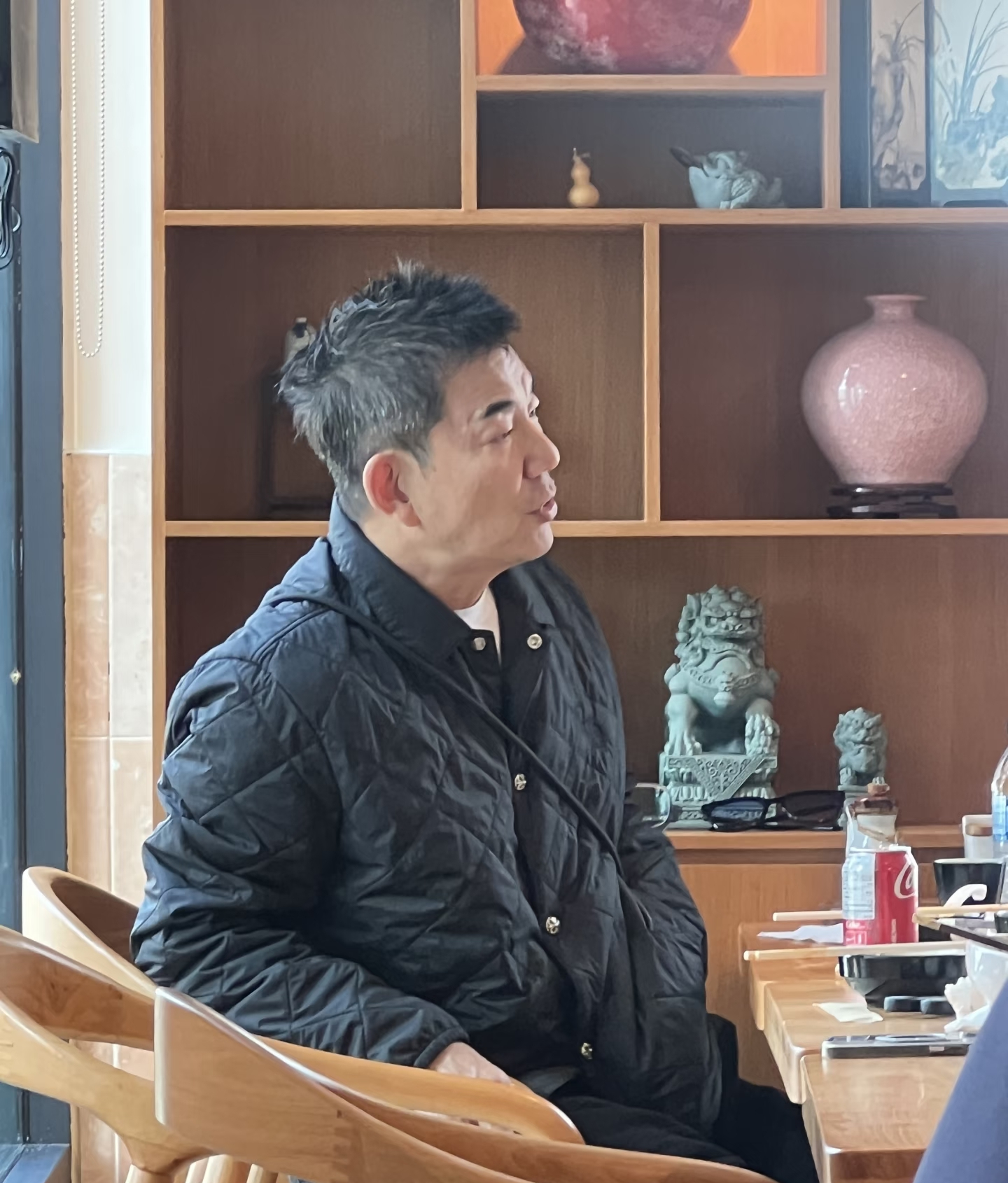 状态惬意！60 岁任贤齐现身温哥华被网友偶遇。

他来到当地一家华人餐馆享用中餐，酒足饭饱之后，又闲逛到服装店选购衣物。

但这份松弛不是天生的，早年他在《心太软》那段时间还踩着合约压力，成名前后都经历过一轮很硬的转折。

所以你再看他今天这副样子，才会觉得格外顺眼——不是那种硬撑出来的体面，也不是
