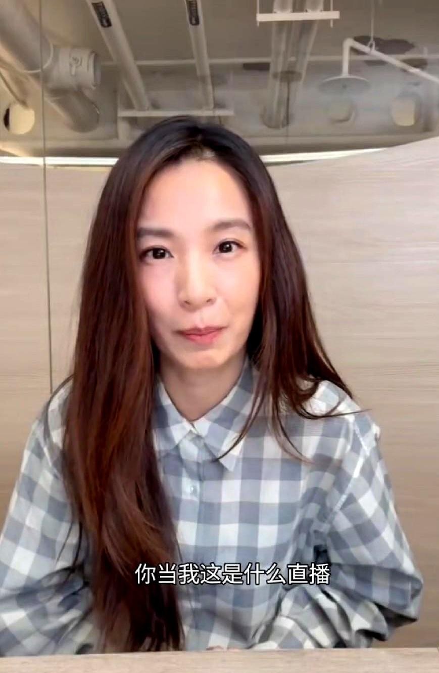 屏幕前冷不丁飘过一句“把领口扣子解开”，谁能想到华语乐坛一向清冷的田馥甄，接招方式居然是当场要礼物换尺度。
当时她正在线上跟歌迷聊新作品，气氛本来安安静静的，偏偏有人在屏幕底下敲字耍流氓。
换作其他艺人，助理可能早就眼疾手快把人禁言了，或者直接黑着脸装没看见。
她偏不。
先是瞪着眼睛回了句“