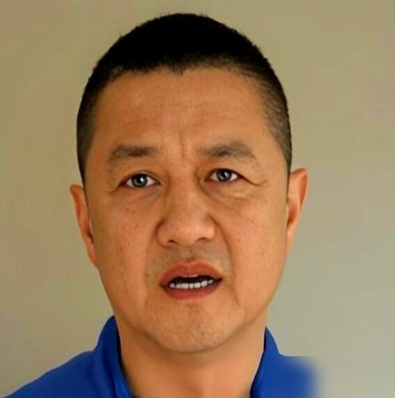 李亚鹏直播亲口承认，19岁的女儿一个月拉黑他三次，最长一次断联两周零三天。
原因就一条：他太能发了。人在伦敦，他隔三差五转发养生文章，追着问吃了没睡了没和谁在一起。李嫣烦透了，直接拉黑。
最扎心的是他自己后来的反思。他说那种为你好，底下藏的是索取，希望女儿听话、回应、给他情感回报。
王菲那边从