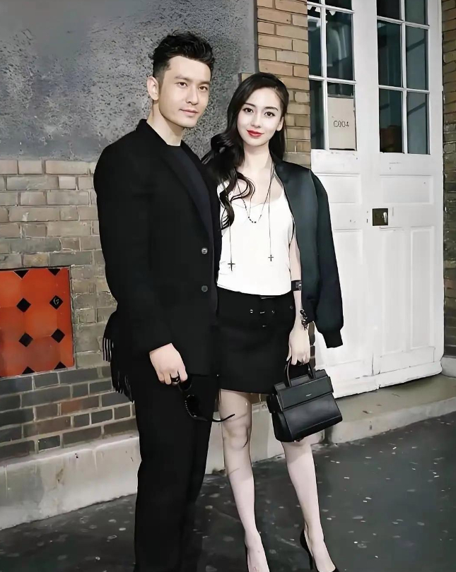 我问男同事：“杨颖长得那么漂亮，黄晓明为啥还跟她离婚了呀？”男同事冷笑一声，慢条斯理给出一番回答。一个男人甘愿放弃豪宅以及儿子的抚养权，执意要结束婚姻，背后的缘由引人琢磨。这段日常闲聊，也折射出大众看待明星离婚的固有思维，人们往往习惯通过物质上的取舍，去全盘推断一段婚姻走向破裂的 ​