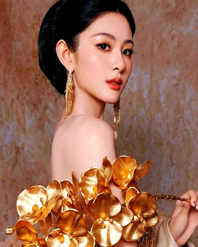 从被骂“胖到没法拍近景”，到瘦到85斤演女将军，赵晴这回真把路走宽了。

过去镜头一推近，圆肩驼背、眼神怯生，只能在小甜剧里打转。后来她直接剪掉遮脸的厚刘海，大光明盘发配鎏金礼服，骨相硬生生被练得凌厉起来。

在新剧里拔刀演女将军，早没了当年的网红局促感，眼里全是野心。有人说她瘦得太狠没了辨识度，可