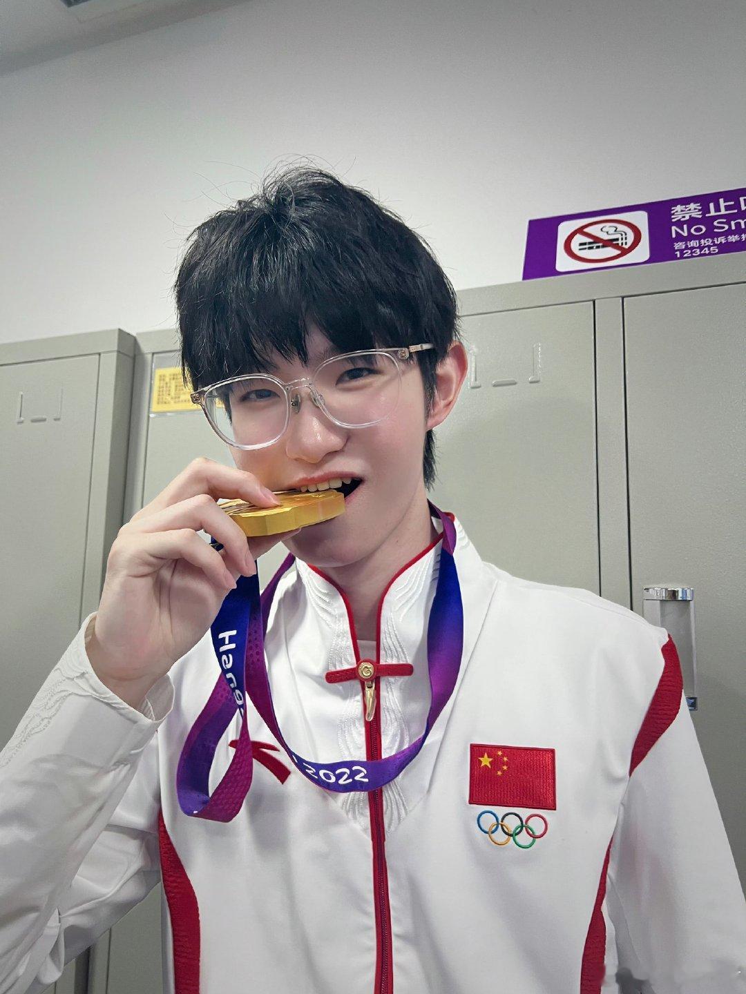 #一诺微博认证两届亚运冠军#
微博认证上新，一诺成为两届亚运冠军选手。赛场之上不负努力，两枚亚运金牌，书写属于自己的电竞荣光。 ​