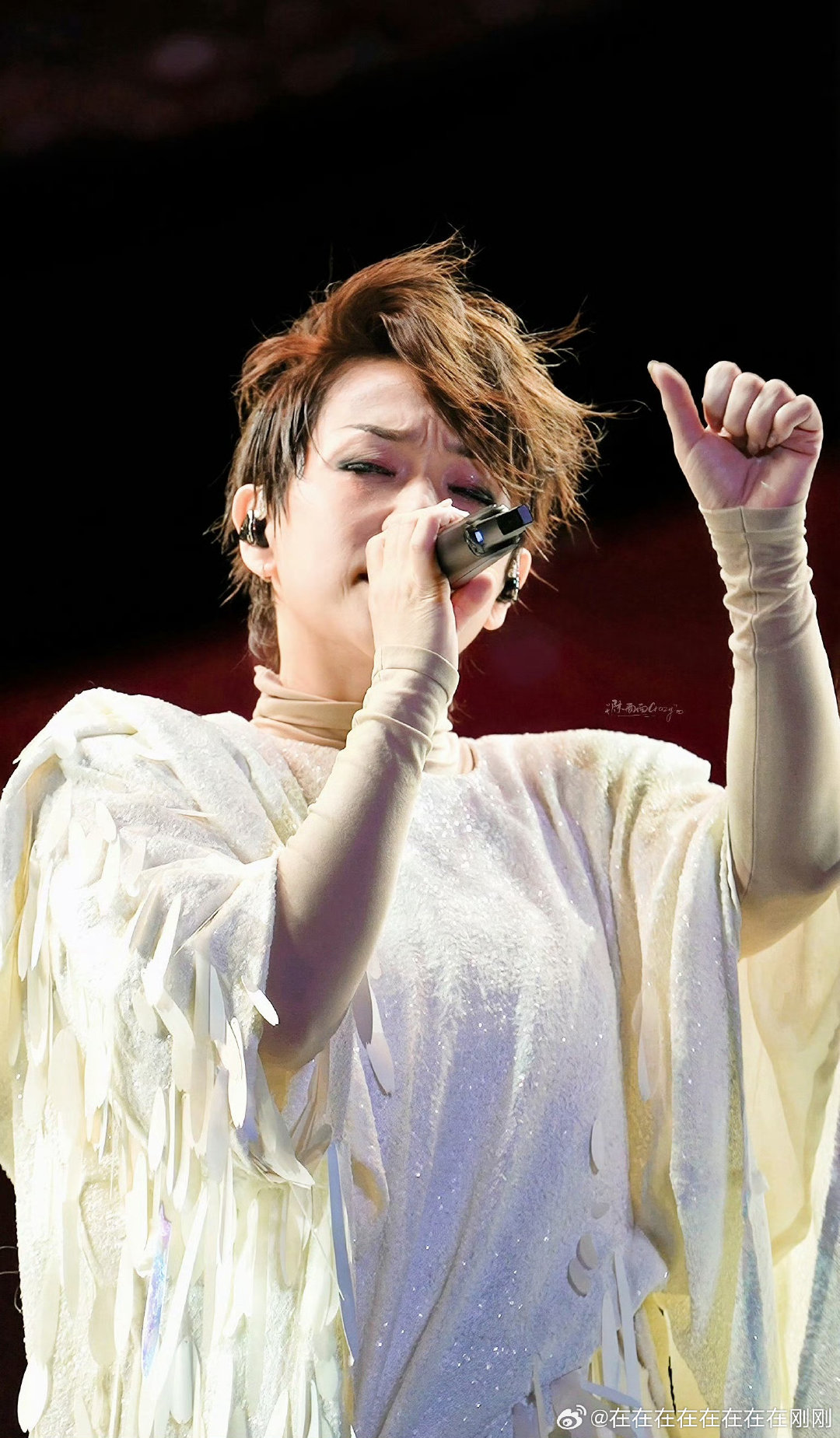 #林忆莲上海售罄加场##为什么几代人都爱听林忆莲#上海演唱会火爆售罄再加场，林忆莲的魅力从来不止于金曲。她始终保持音乐初心，唱腔多年依旧稳定动人，作品贴合不同时代的情绪，老一辈回味青春，年轻人读懂风骨，这就是跨时代的音乐感染力。 ​