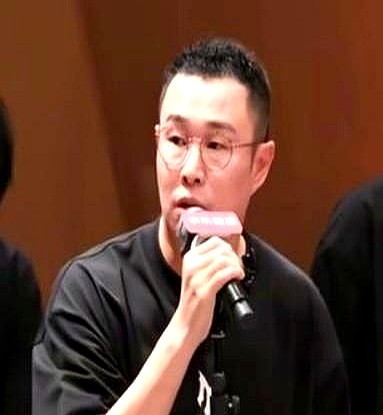 小沈阳这笔账算得太绝了，直接把郭晓东乐得直拍大腿。

他在节目里摊了牌，说自己这辈子压根不是当领导的命。小时候听爹妈的，上学听老师的，唱二人转听团长的。

结了婚，工资卡往沈春阳手里一交，家里大小事全听媳妇的。他连退路都想好了，老了以后估计还得被女儿管得服服帖帖。

在外头再风光，回家能有个心甘情愿