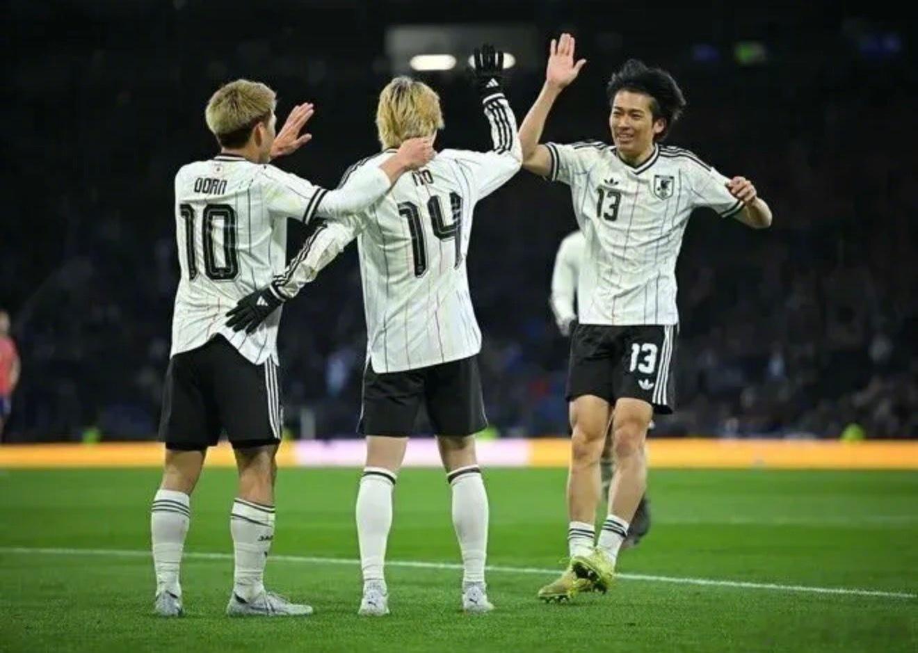 】世界杯1/16决赛，日本vs巴西。小组赛三场全穿蓝色主场的日本队，本...