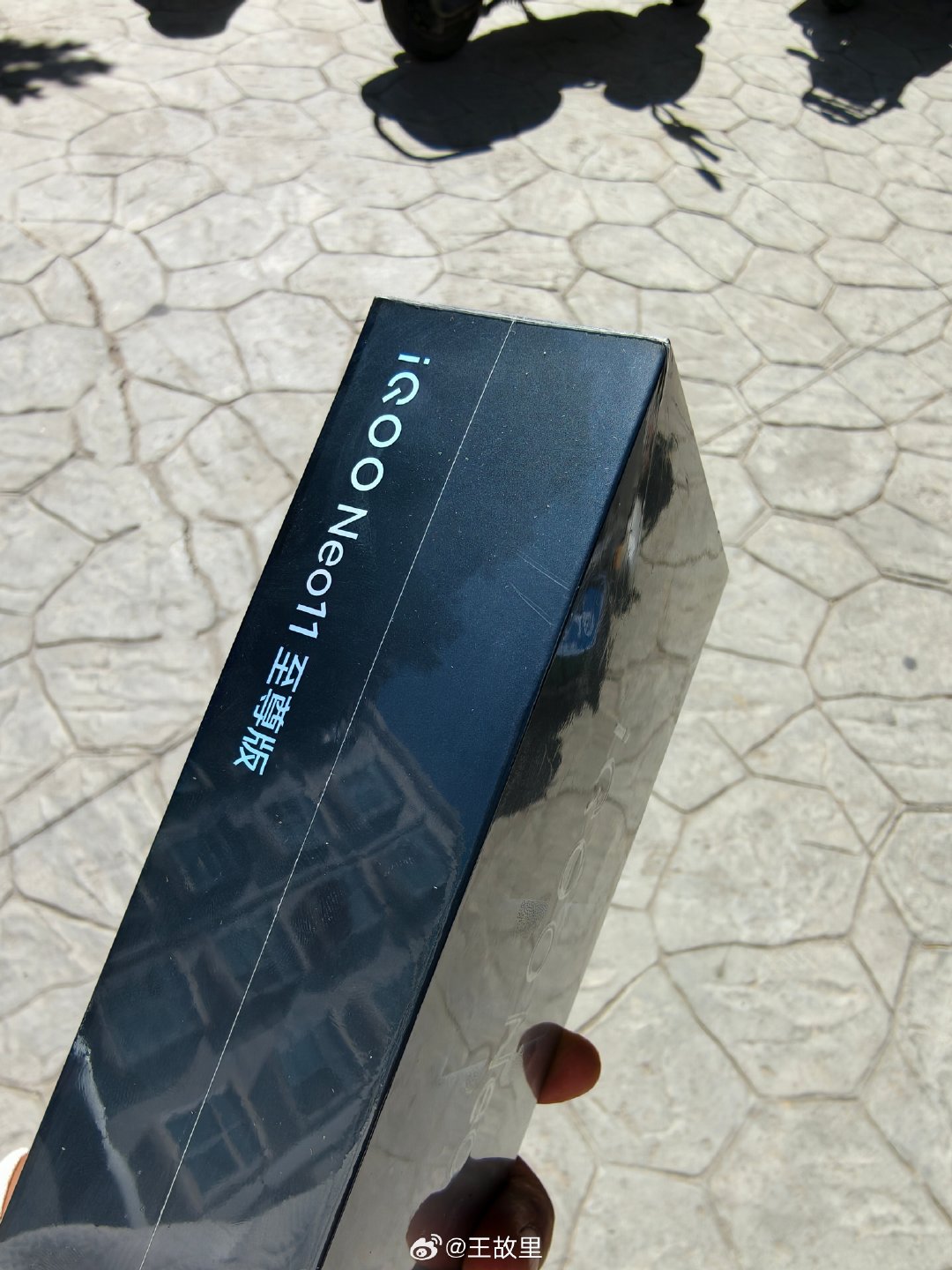 下楼拿了台新手机，iQOO Neo11至尊版，接下来体验一下新手机 ​