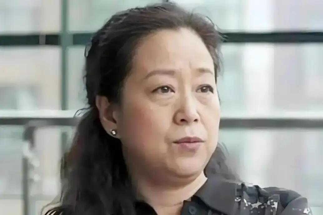真稀奇！张国立和前妻罗秀春离婚几十年，如今67岁的她每月雷打不动收着前夫打来的固定生活费，从没断过一回！当初为了迎娶邓婕，张国立满怀愧疚签下极其严苛的离婚条件。邓婕没有生孩子就是因为这个事情吗？

那笔生活费，罗秀春最初是不想收的。她觉得收了，就像是接受了施舍，承认了自己的失败。但是看着年幼的张默，