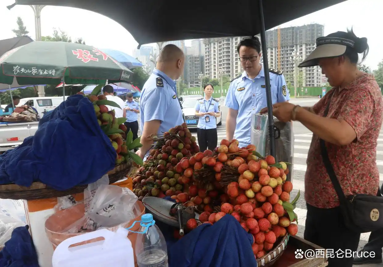 【摊主竟称“不骗人靠啥吃饭”，缺斤少两何时成了理直气壮的生存法则？】

近日，西安一葡萄摊主使用“八两秤”被顾客马先生拆穿后，非但不认错，反而呛声“不骗人靠啥吃饭”，甚至扬言若被发现准秤便赔偿十万元。

这一事件迅速引发热议，折射出流动摊贩市场中“劣币驱逐良币”的困境。据法规，使用作 ​
