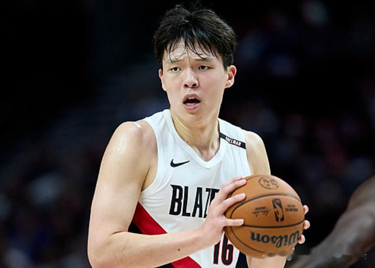 NBA罕见操作！开拓者取消传统队长，大牌云集谁也不服谁？利拉德莫兰特领衔“委员会”

NBA常规赛开拓者对阵国王，赛前主帅迈卡-诺里爆出了一个极其反常规的决定：开拓者本赛季不设传统意义上的队长！

诺里给出的理由很直接：“我和很多球员都谈过，大家似乎觉得这件事没那么重要。”

球队不走寻常路，玩起了