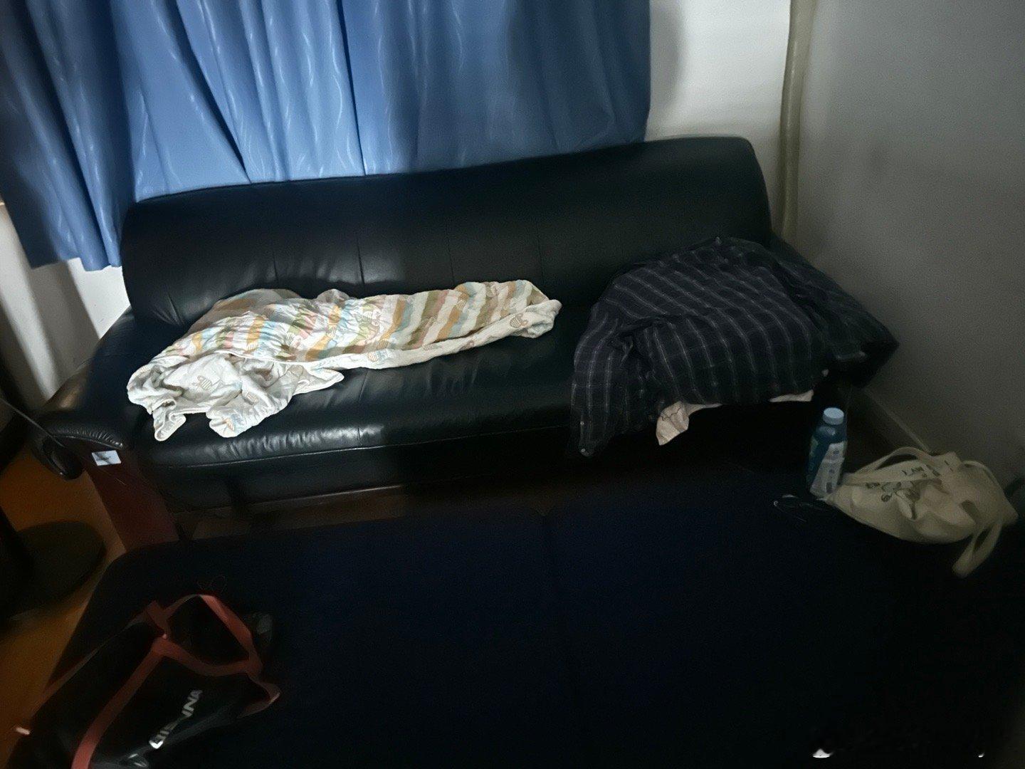 现在一个人在朋友的办公室睡醒，听着另一个朋友在佛山Busking的直播...