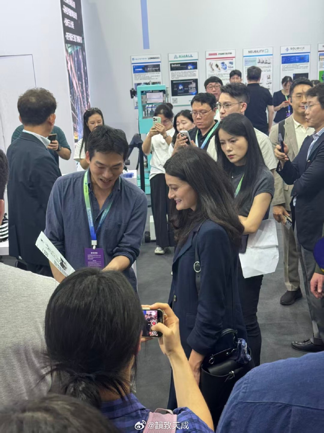 #黄仁勋女儿现身WRC#连大佬家属都亲自来看这次机器人展会了，现在国内机器人领域的发展也是挺好的，说不定转头还能促成一波新的合作，这波线下串门的含金量，懂的都懂！ ​